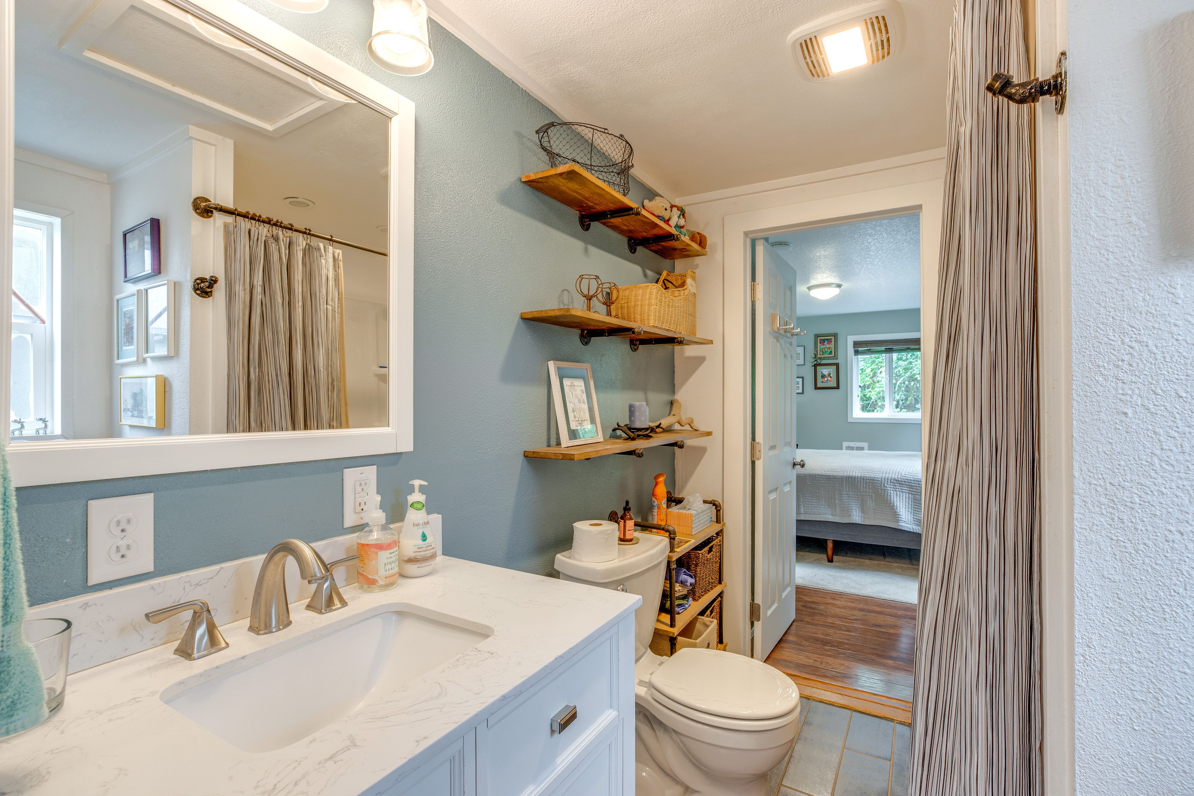 Full Bathroom | Complimentary Toiletries | Towels Provided
