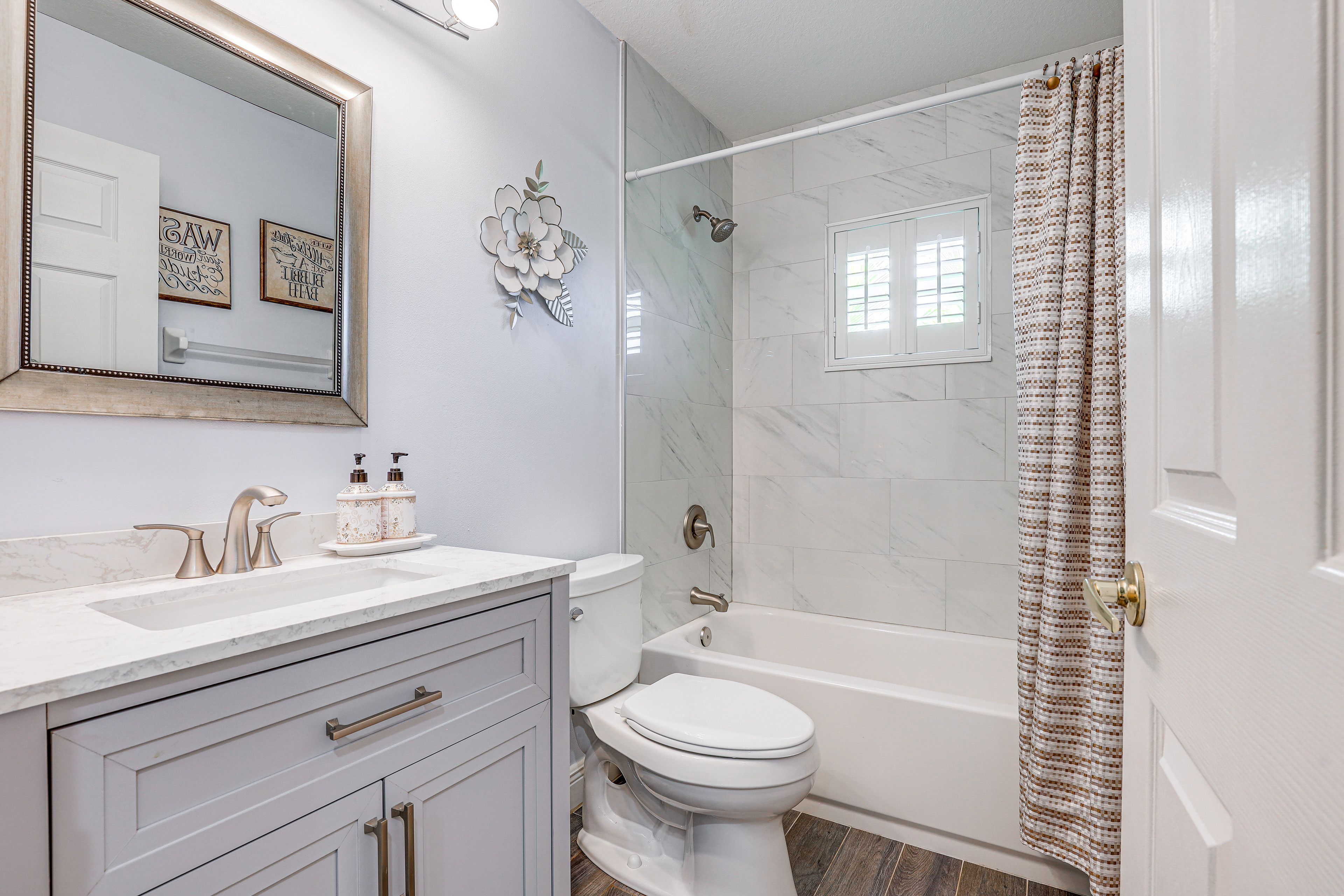 Full Bathroom | Complimentary Toiletries | Towels Provided