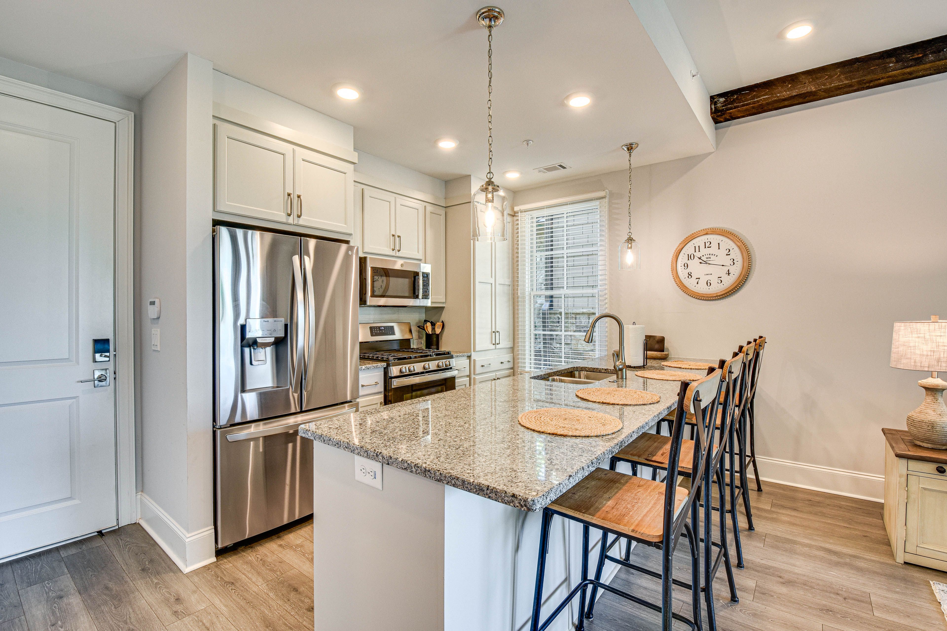 Dining Area | Breakfast Bar | Dishware/Flatware