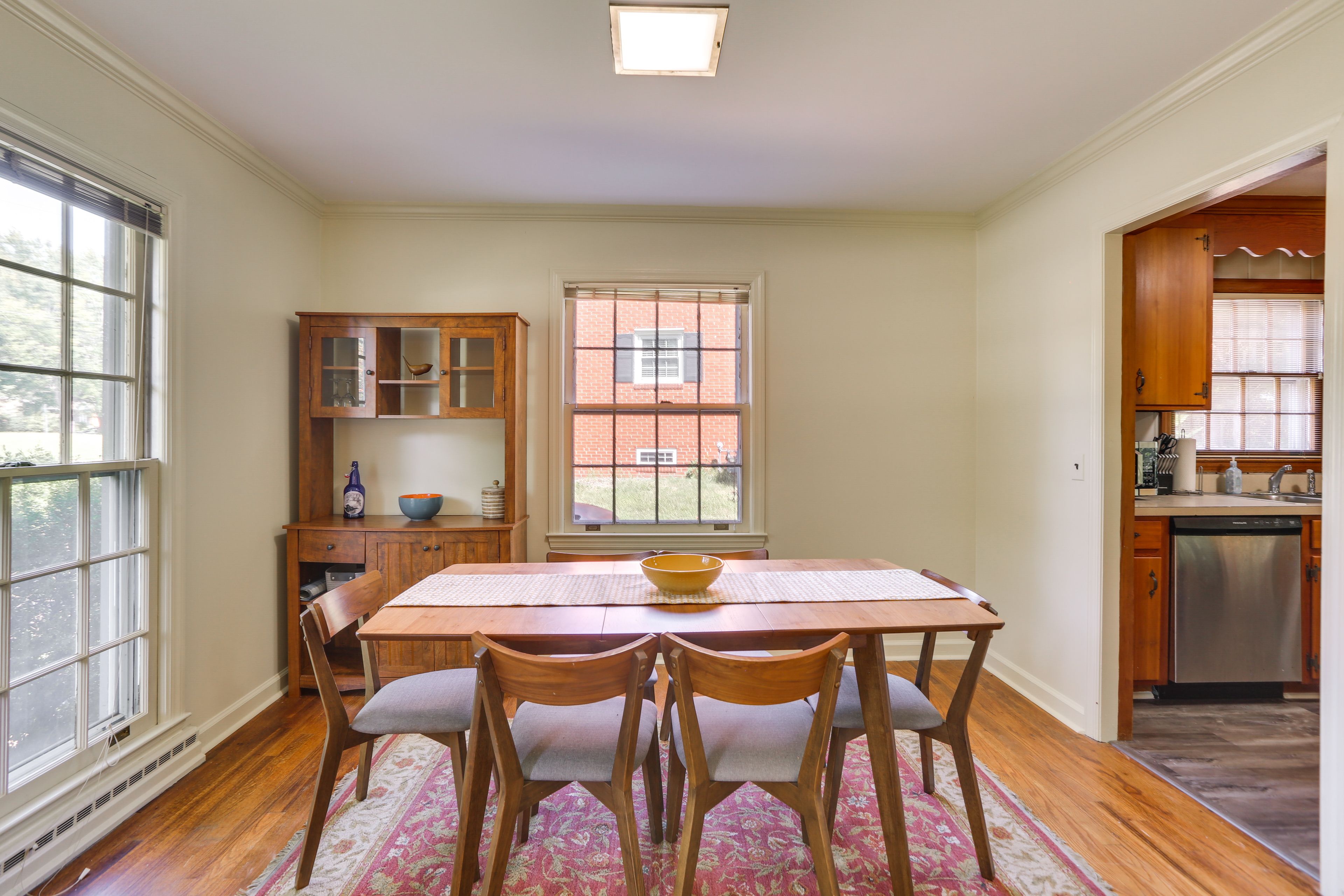 Dining Area | Dishware/Flatware Provided