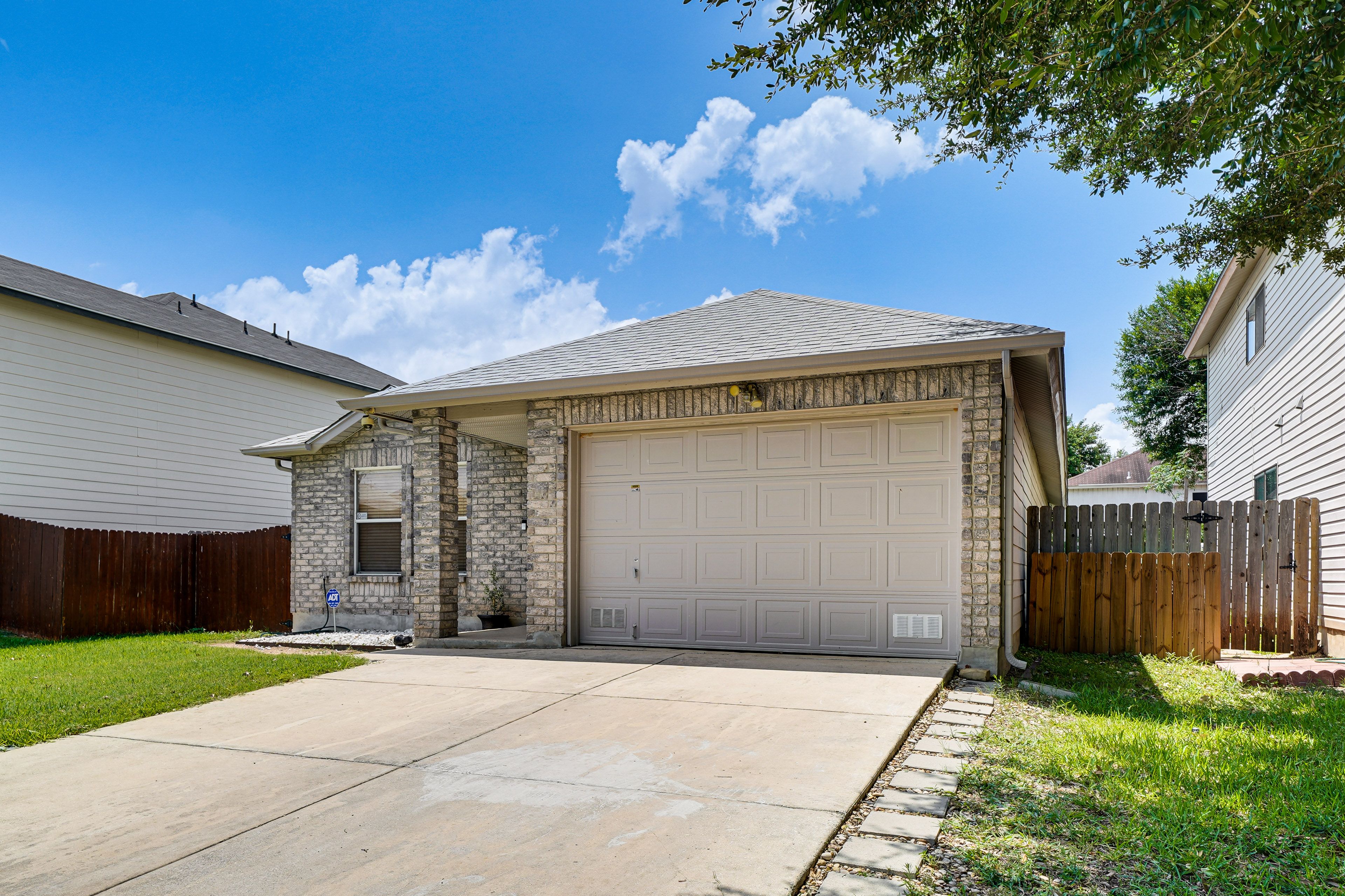 Home Exterior | Parking | Driveway (2 Vehicles)