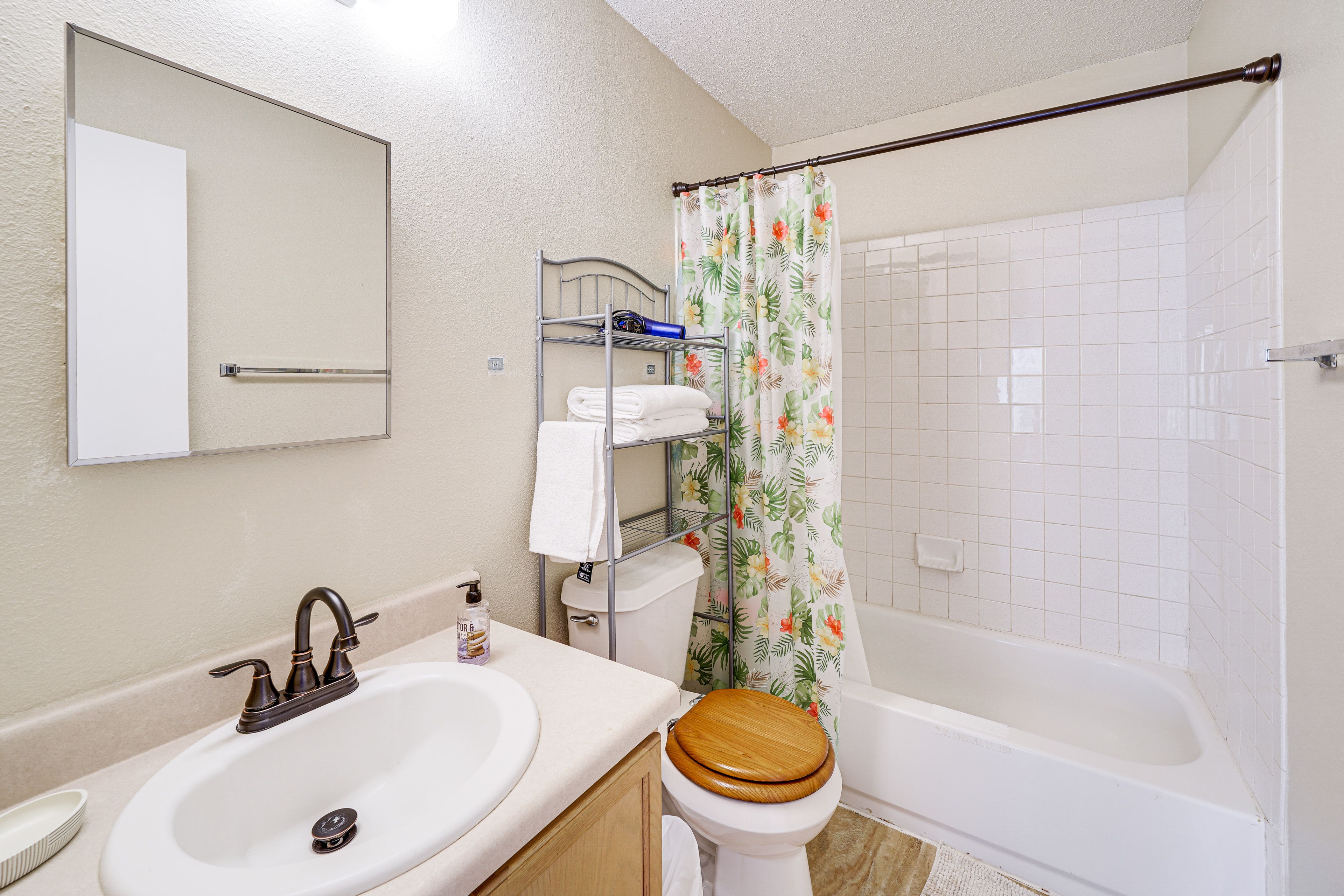 Full Bathroom | Shower/Tub Combo