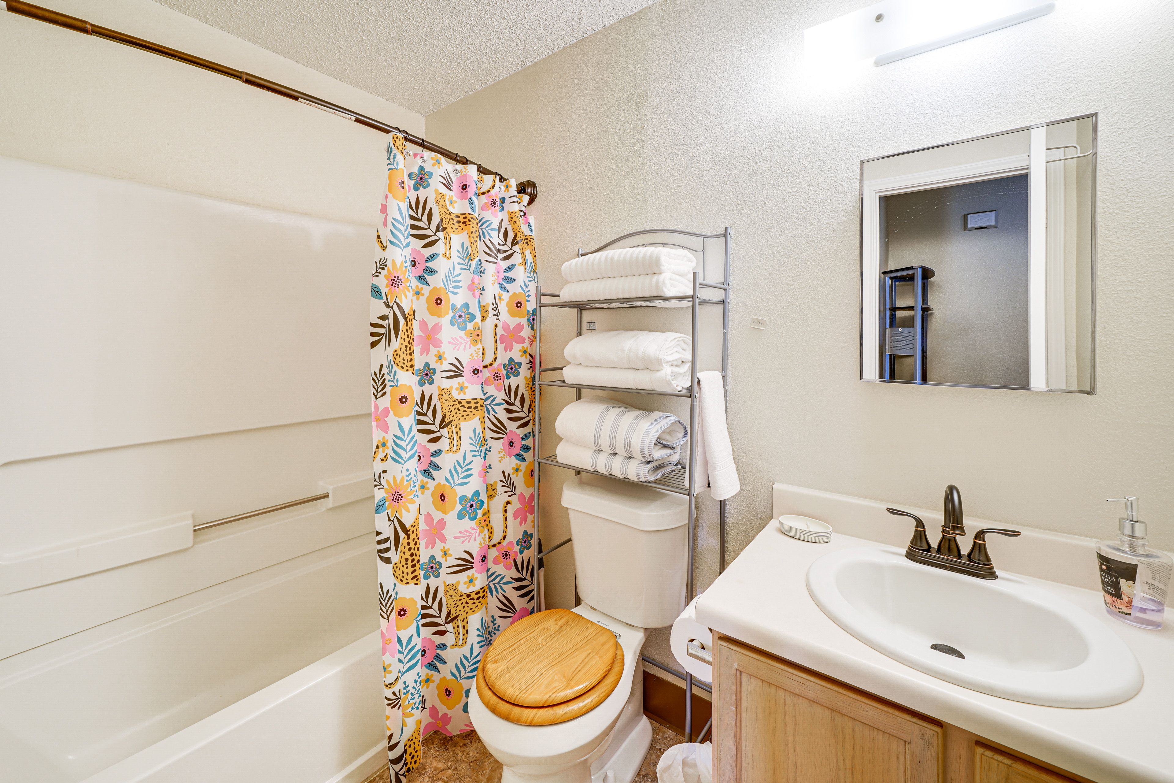 Full Bathroom | Towels Provided