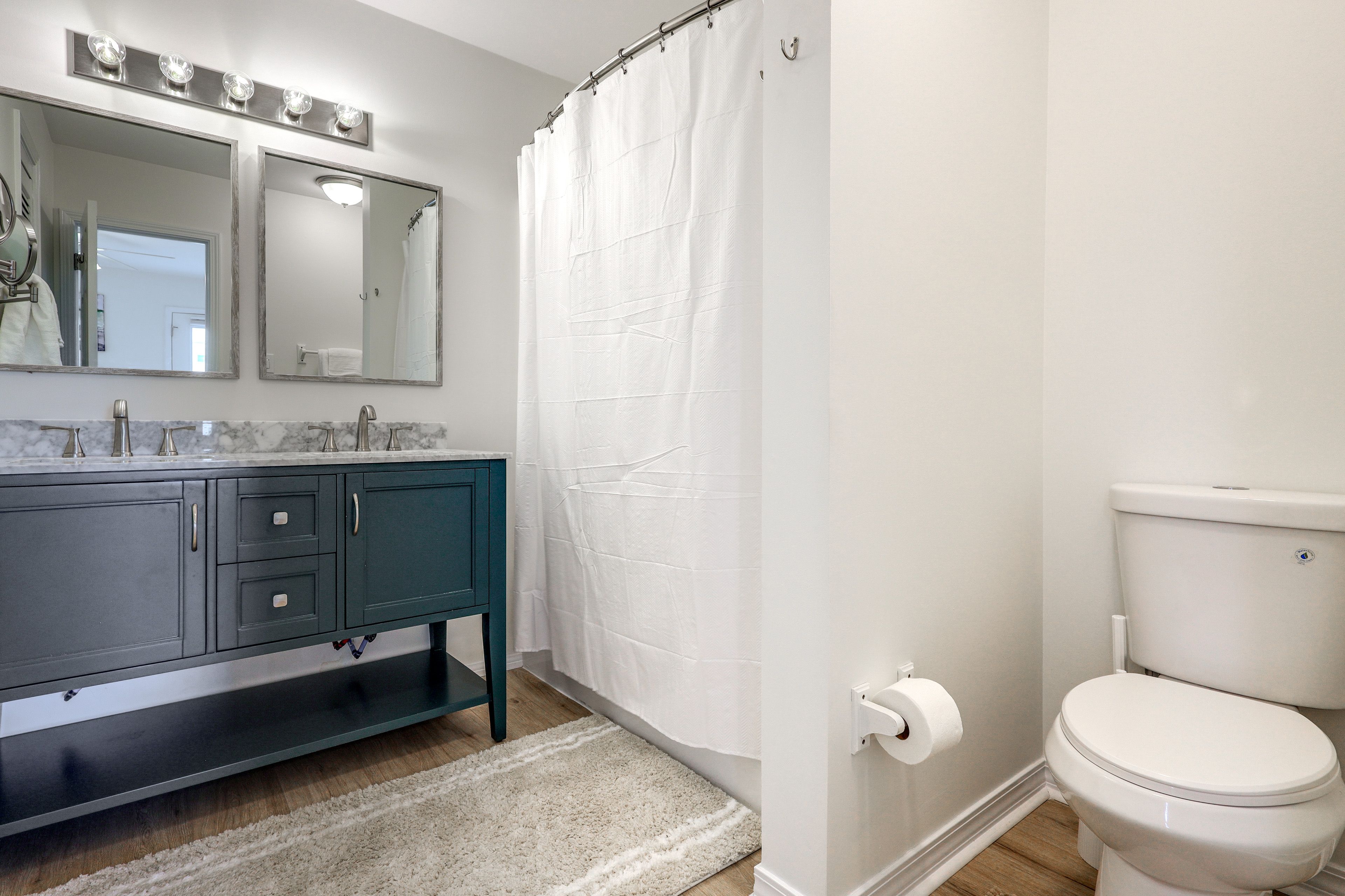Full Bathroom | Towels Provided