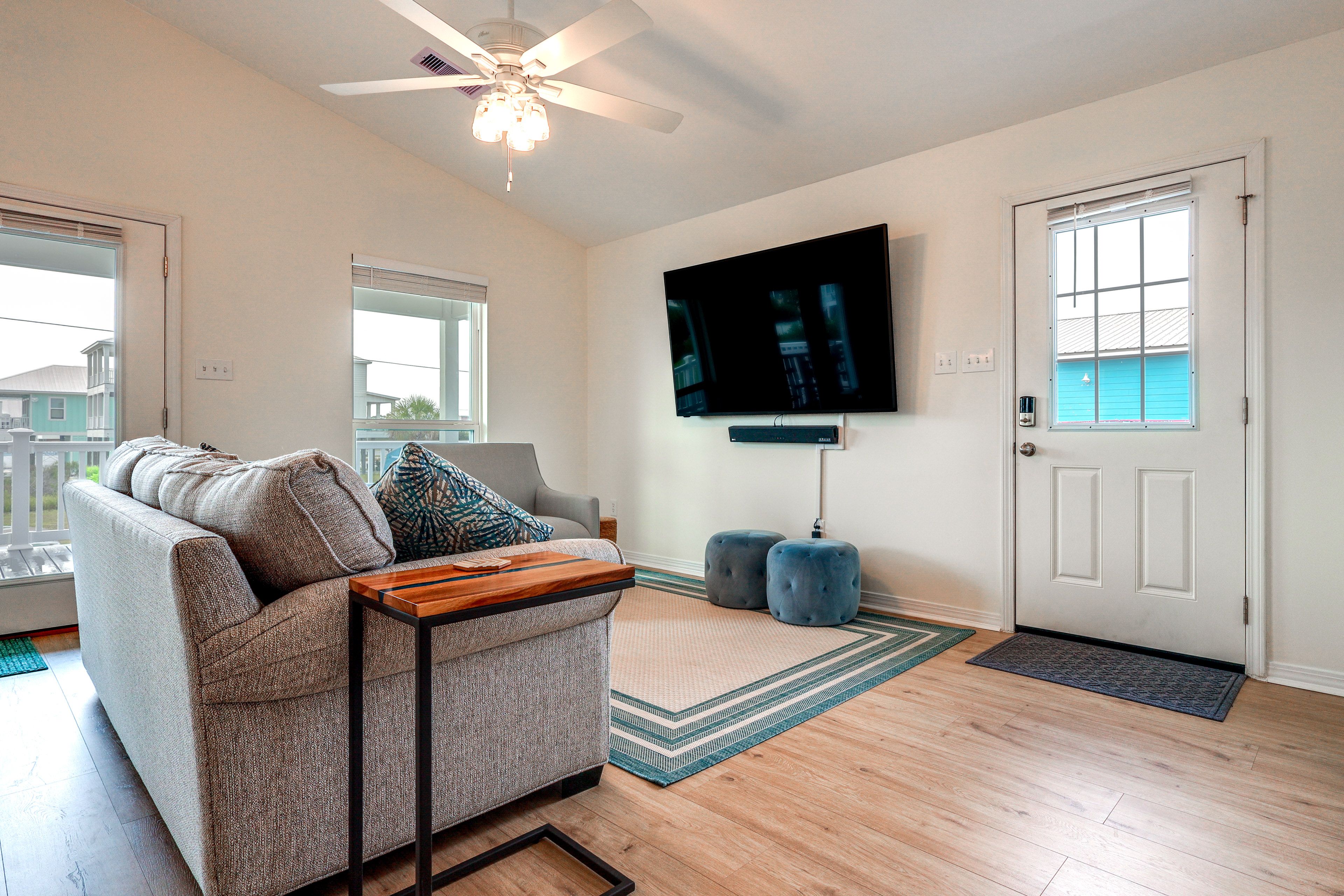 Living Room | Free WiFi | Smart TV | Queen Sleeper Sofa