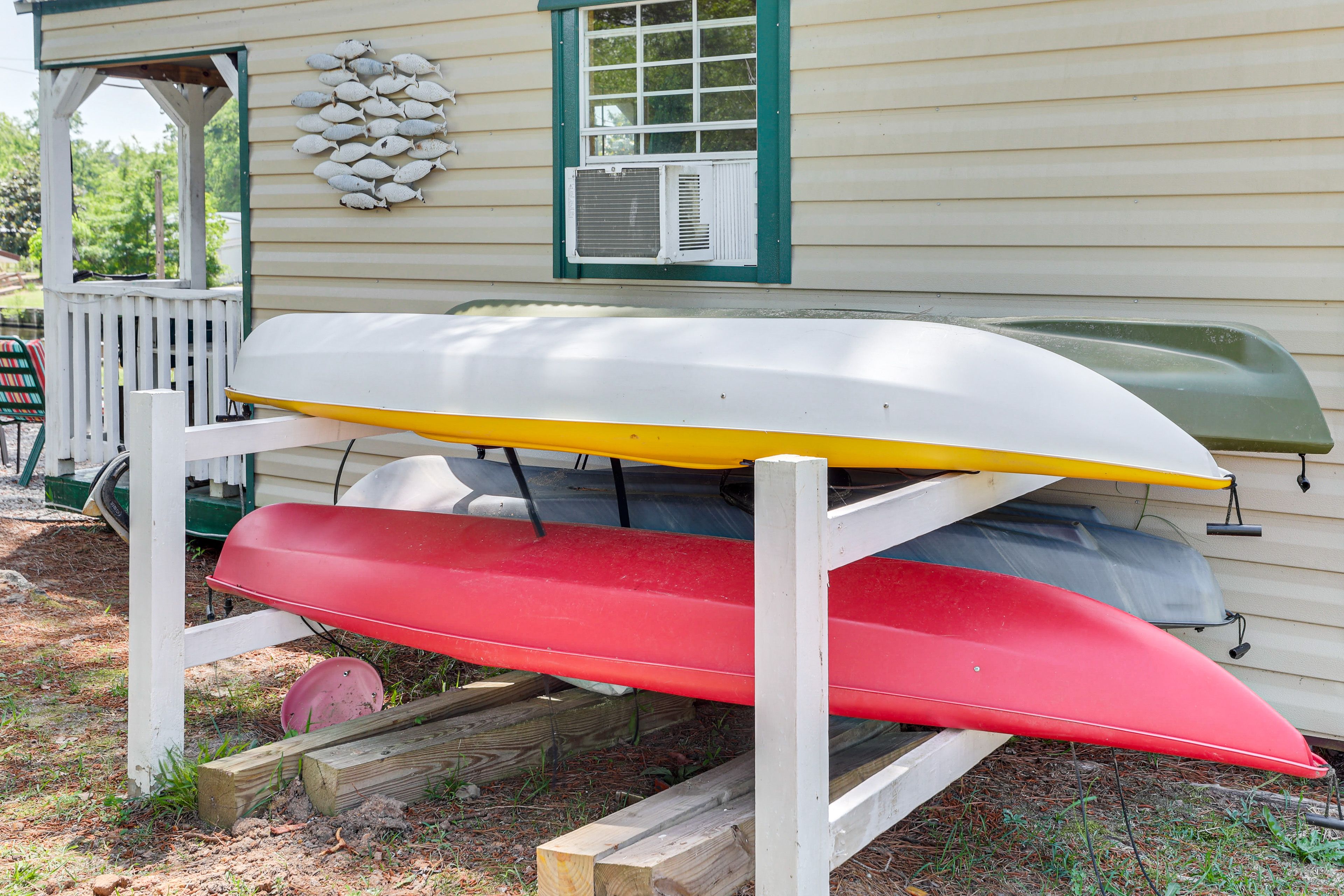 4 Kayaks | Life Jackets