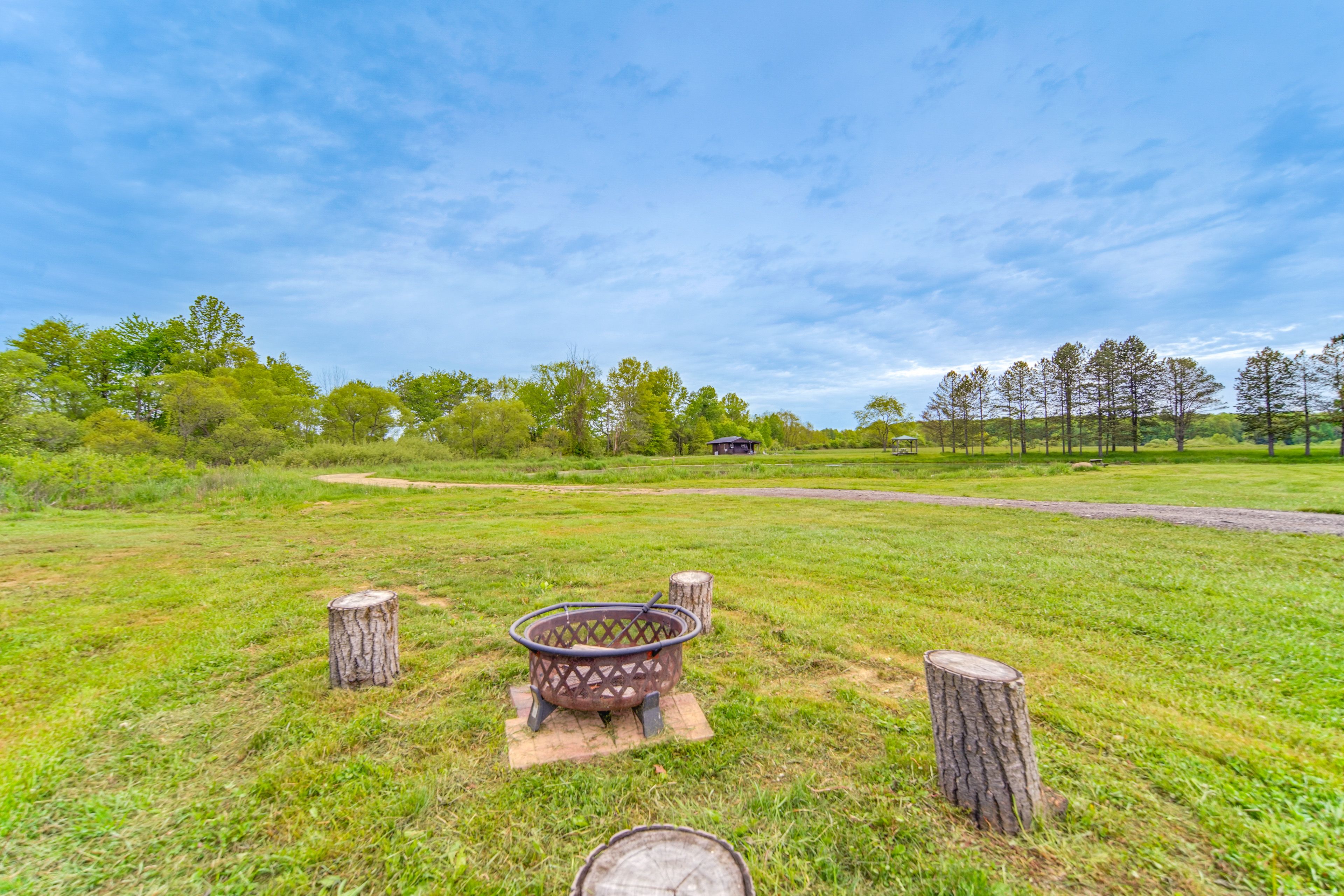 Williamsfield Vacation Rental | Studio | 1BA | 250 Sq Ft | 1 Step to Enter