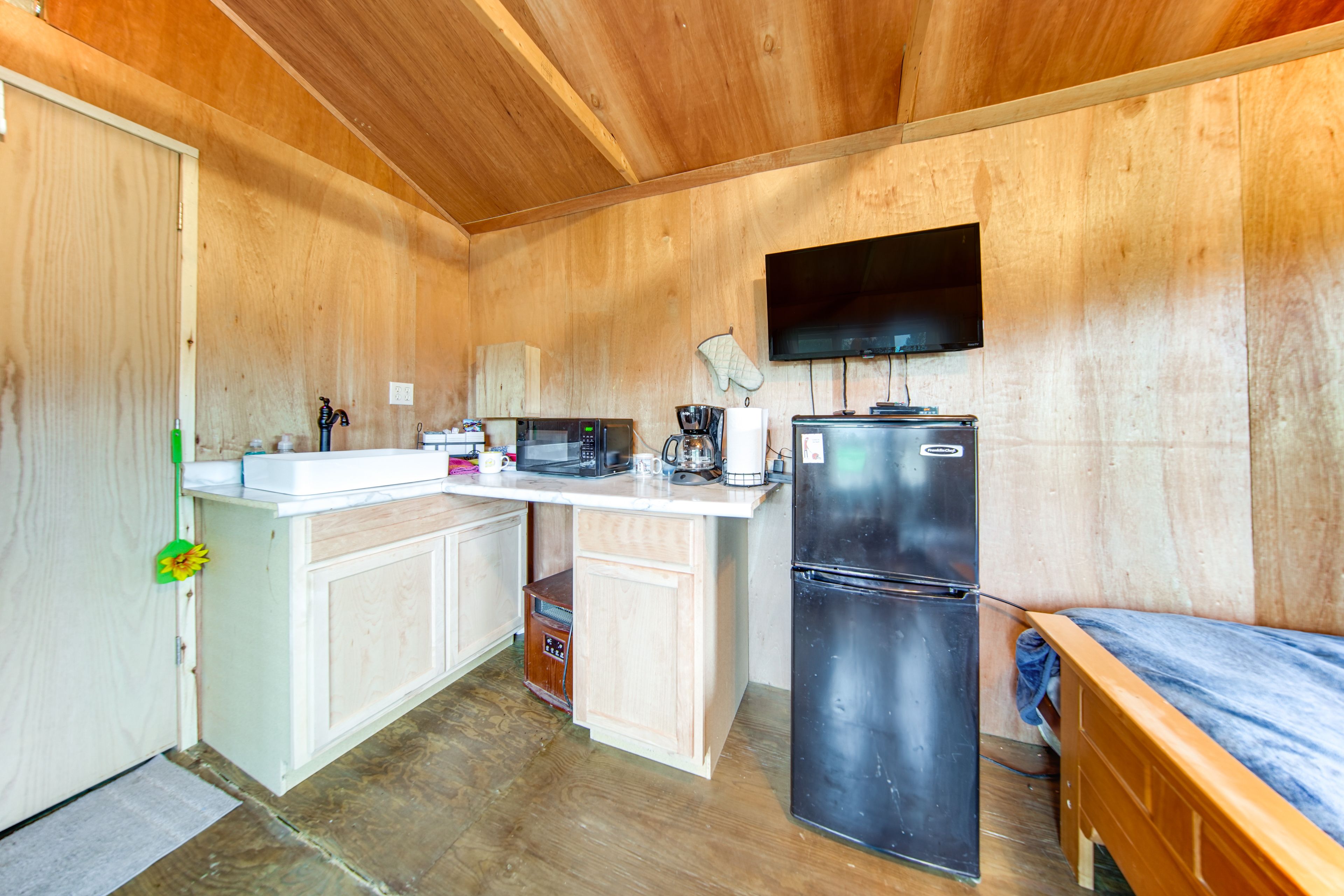 Kitchenette | Drip Coffee Pot | Hot Plate | Griddle