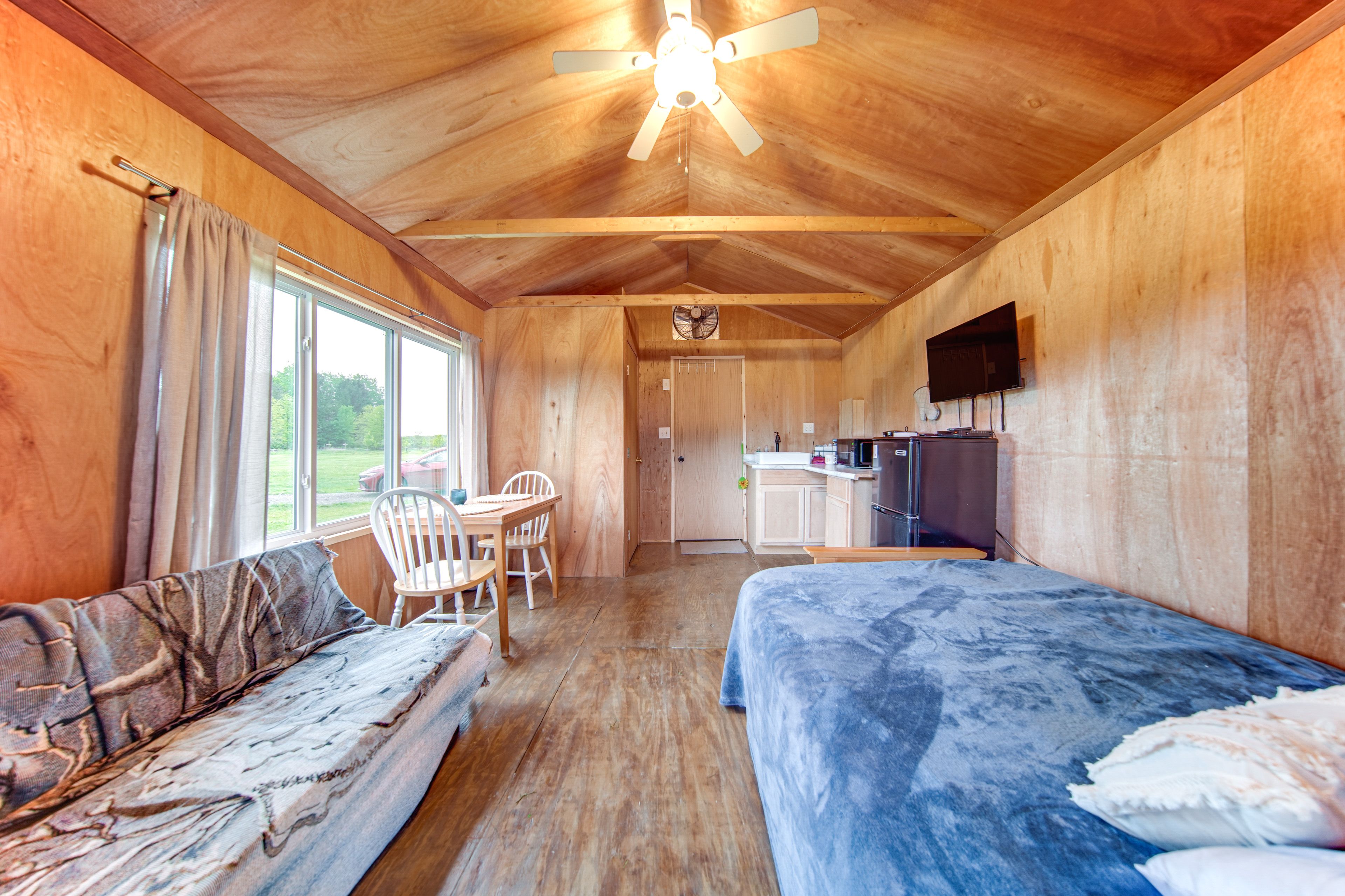 Studio | Full Bed | Futon | Local Channels & DVD Player