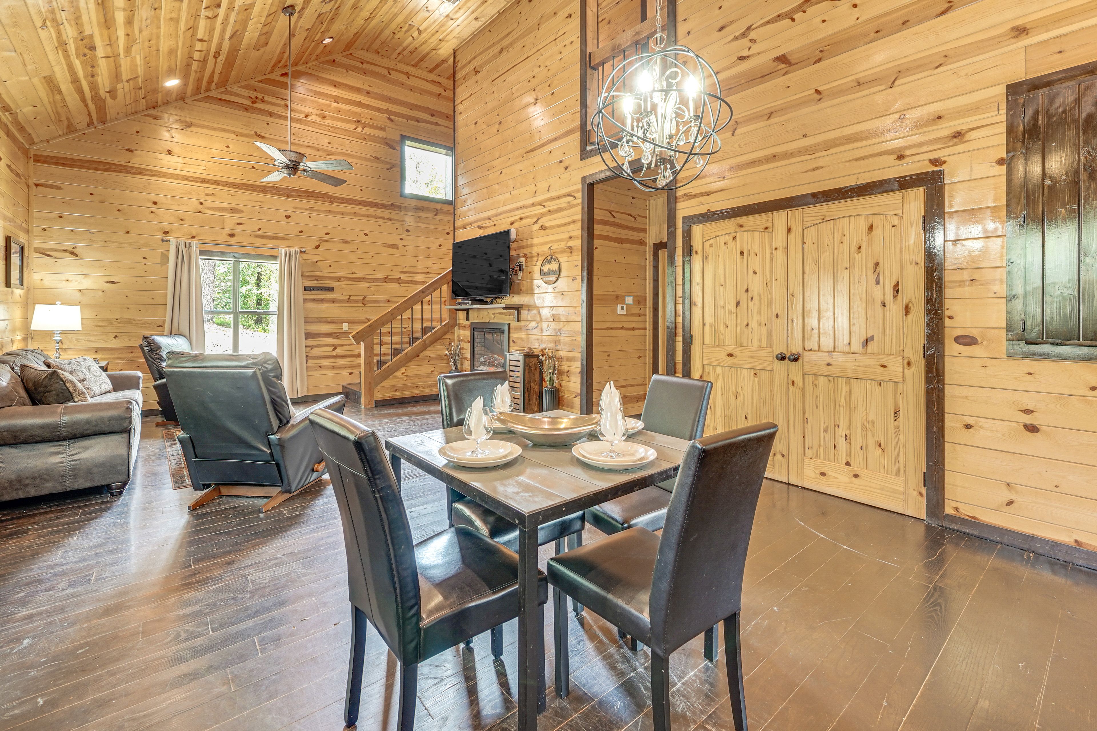 Dining Area | Dishware/Flatware Provided | 1st Floor