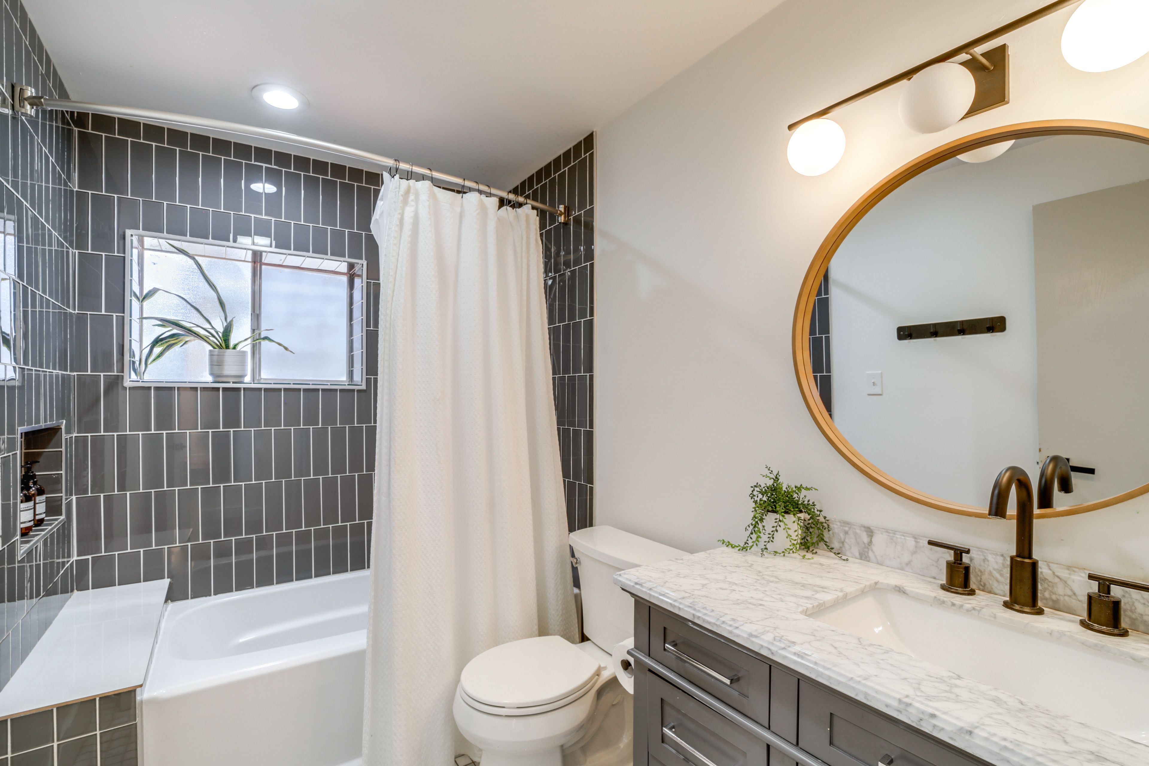 Full Bathroom | Basement Floor | Shower/Tub Combo
