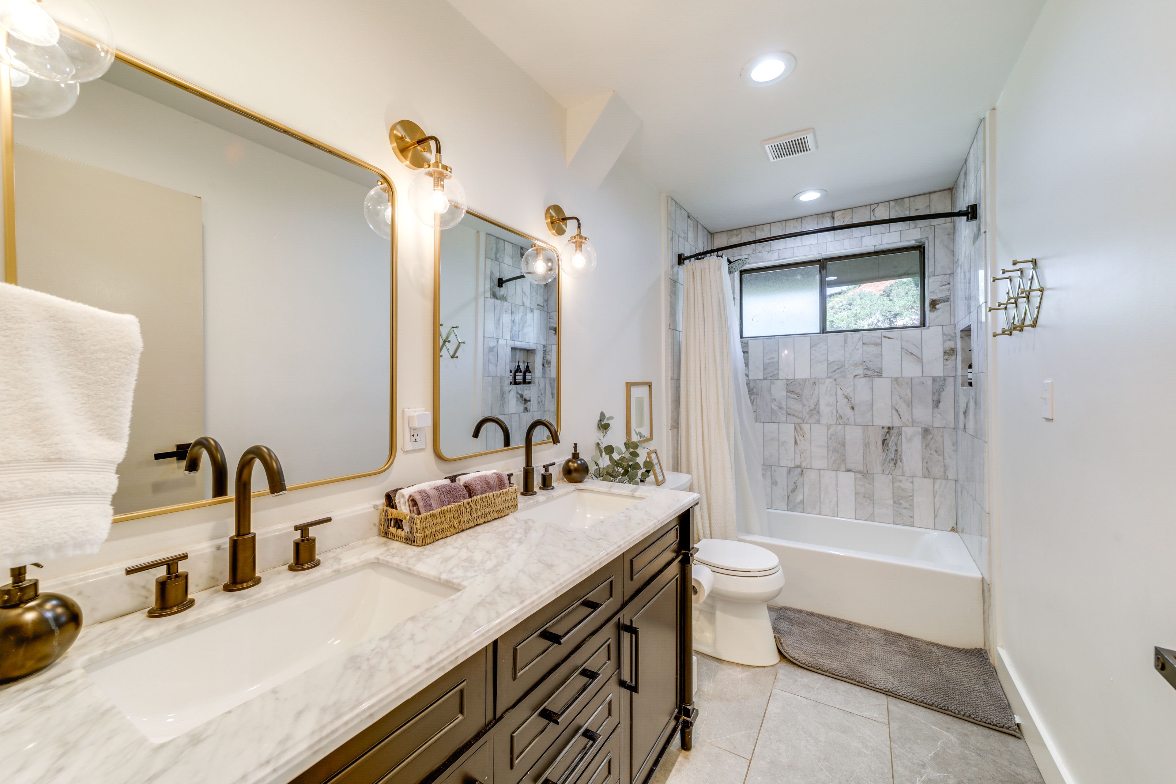 Full Bathroom | 1st Floor | Towels Provided