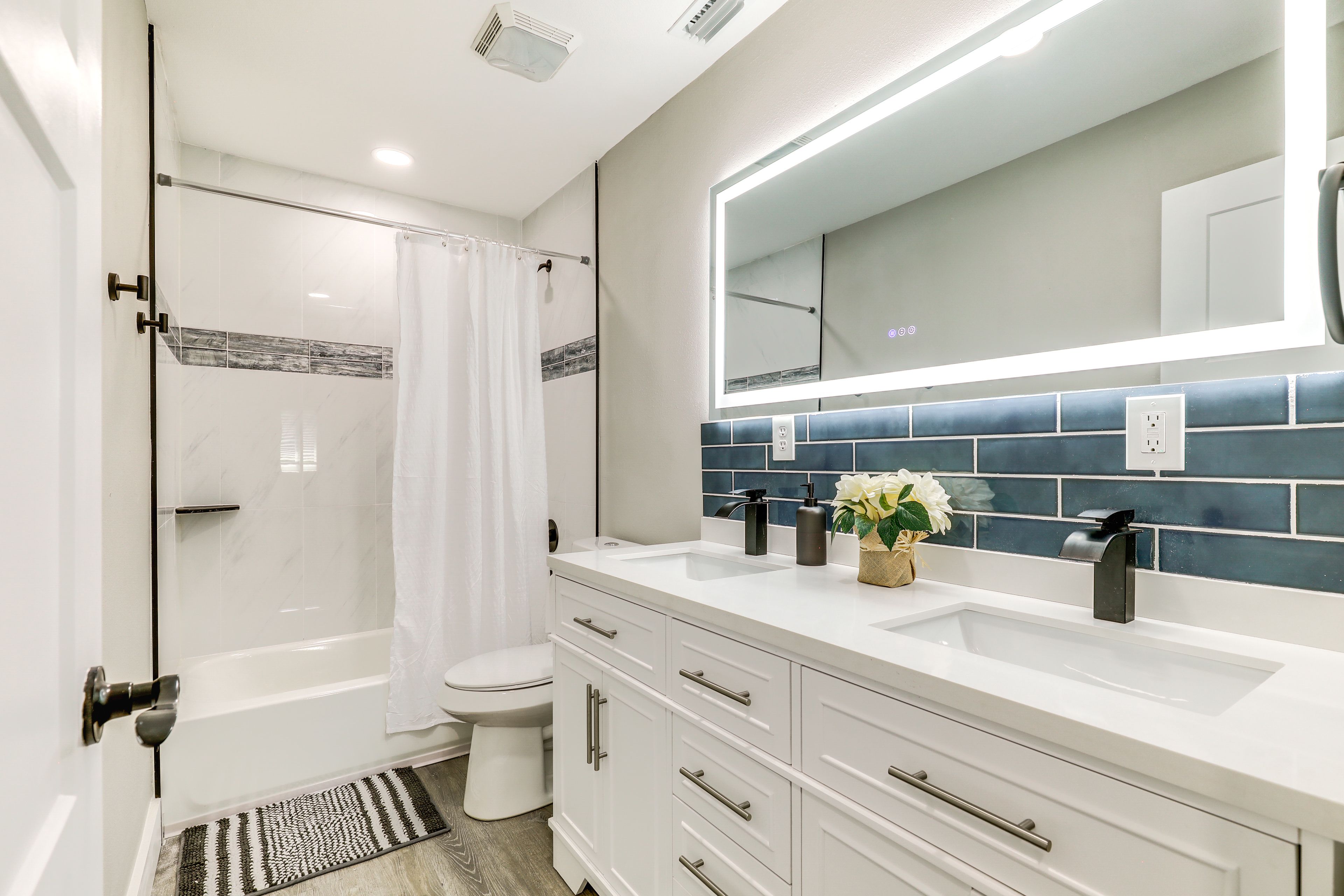 Full Bathroom | Shower/Tub Combo