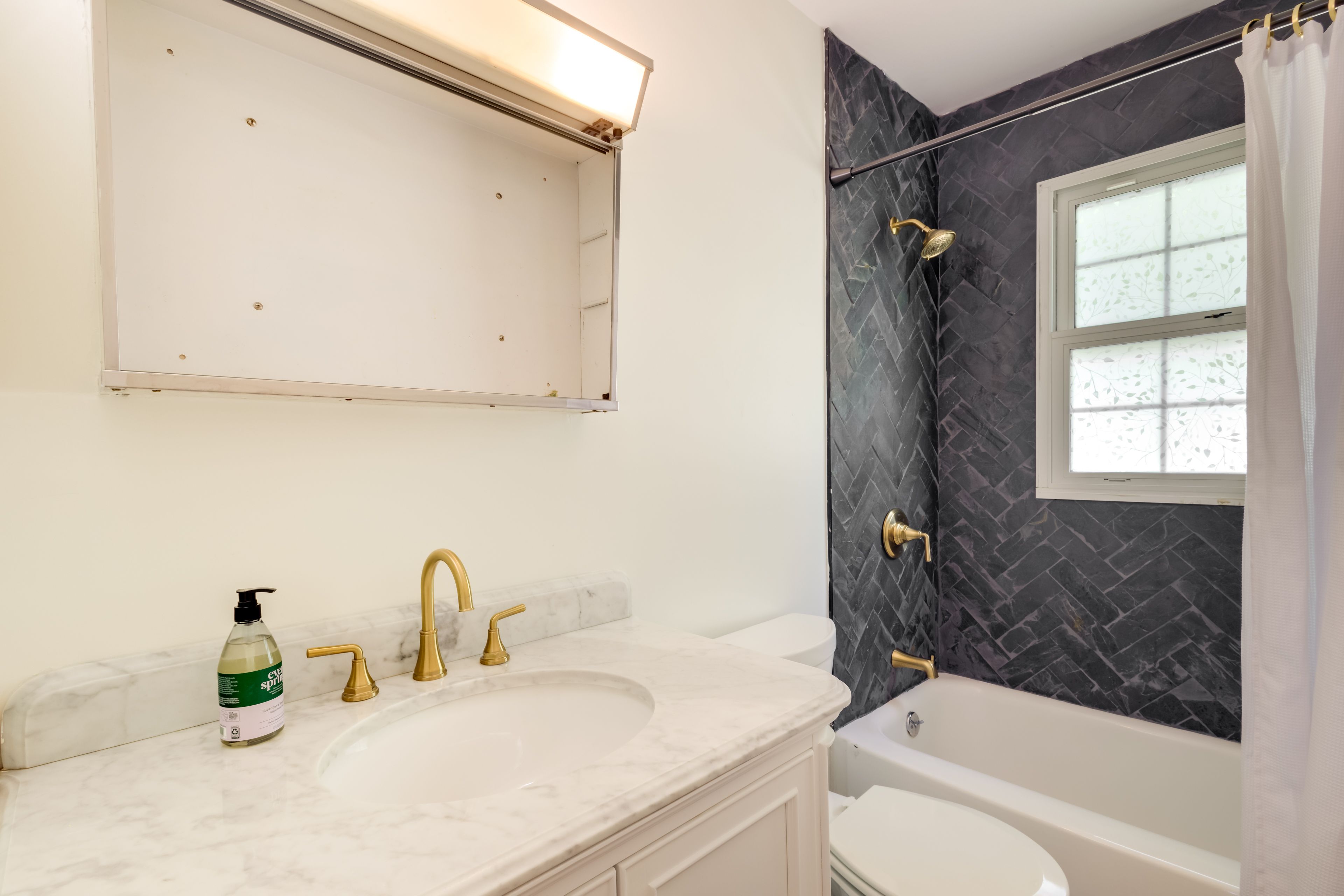 Full Bathroom | Towels Provided | Complimentary Toiletries