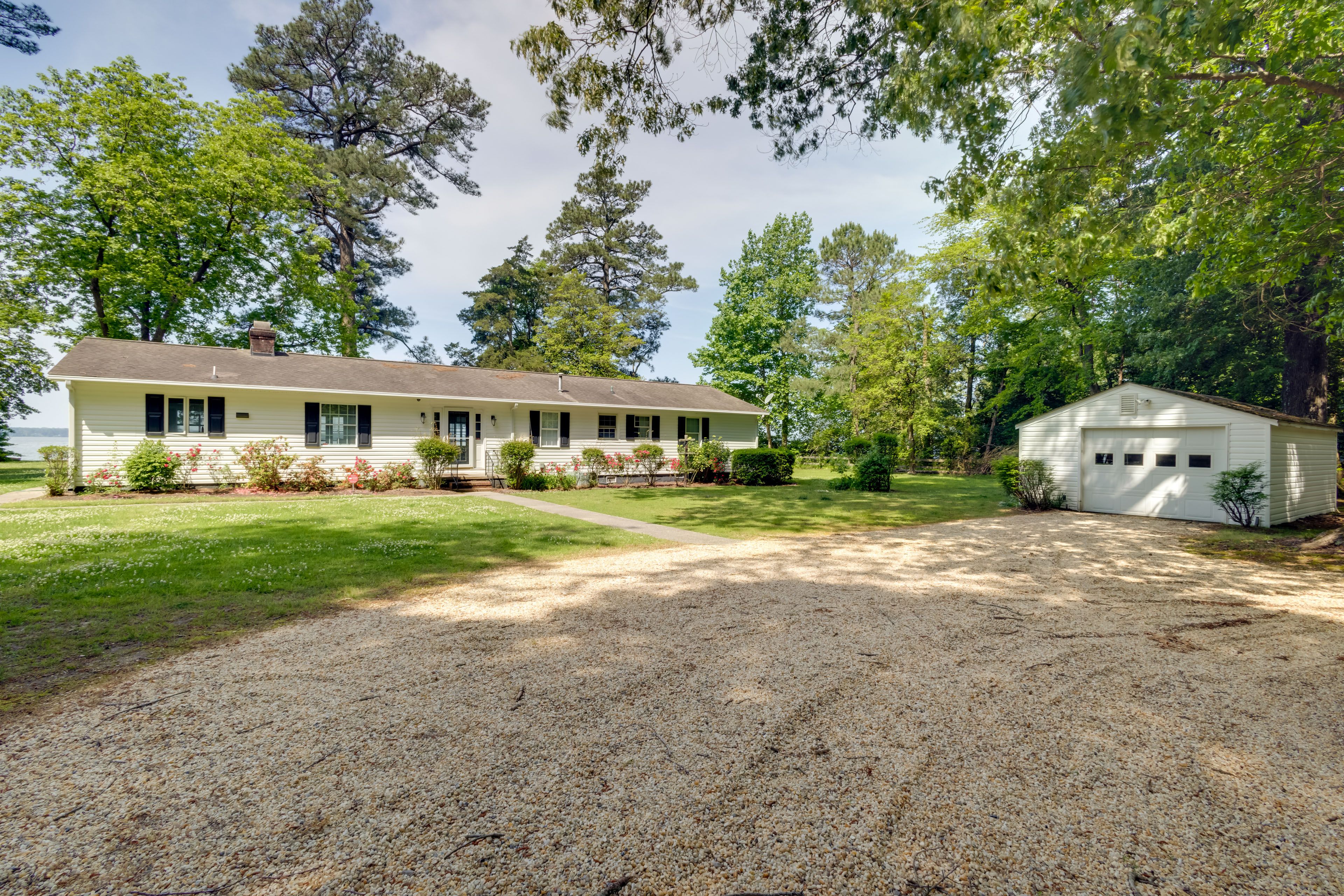 Parking | Gravel Driveway (12 Vehicles)