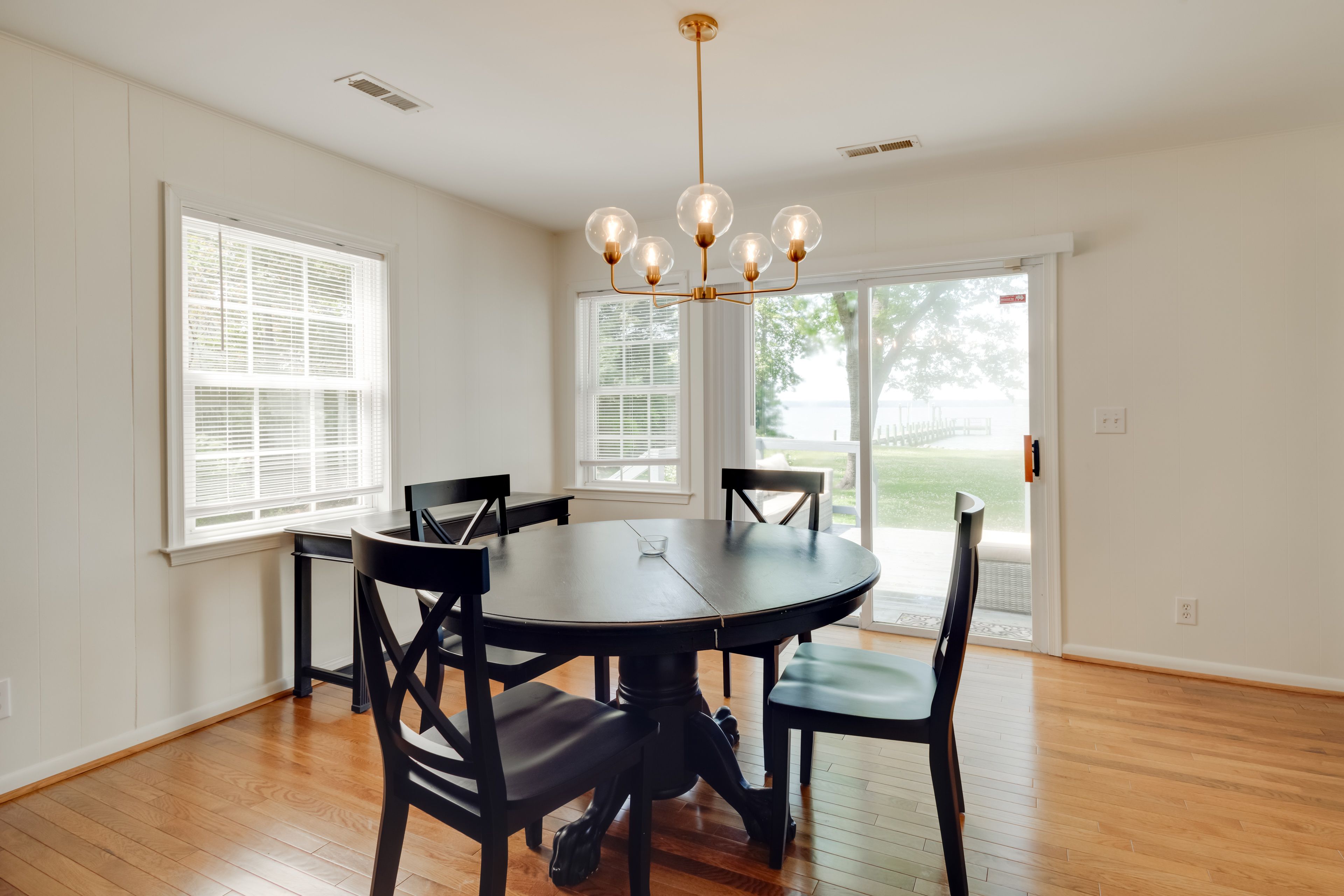 Dining Area | Dishware/Flatware Provided