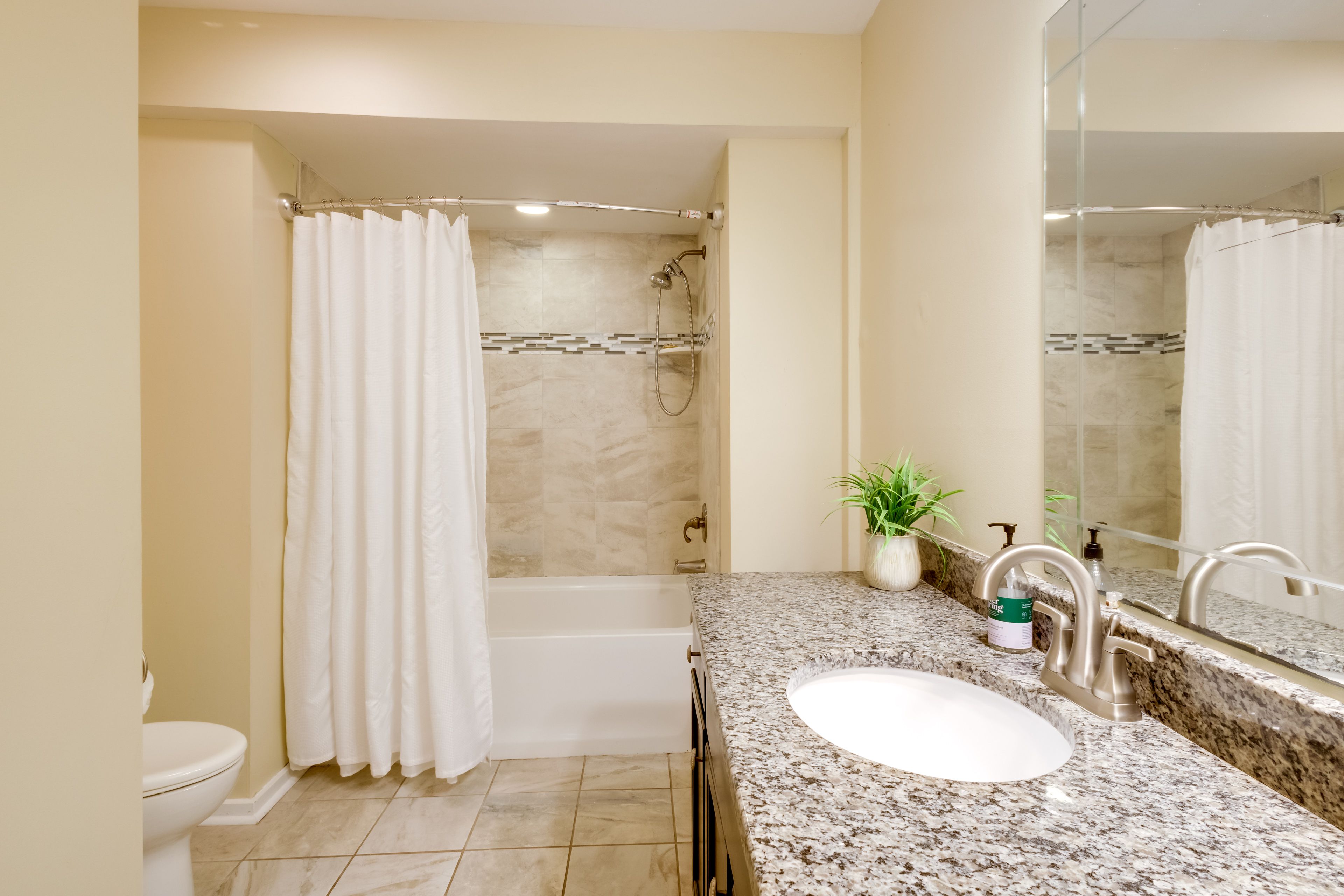 Full Bathroom | 2nd Floor | Towels Provided