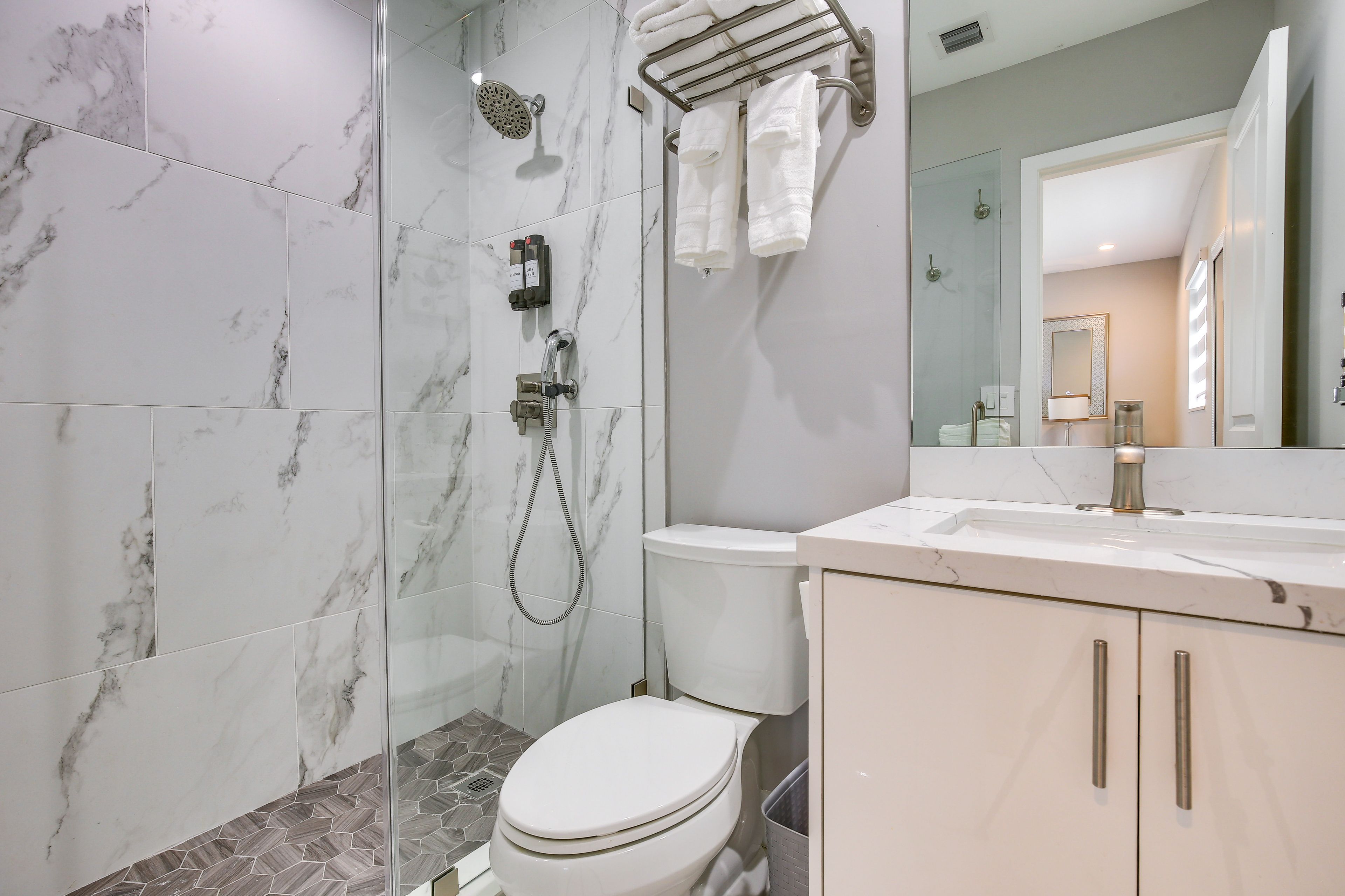 Full Bathroom | Towels Provided