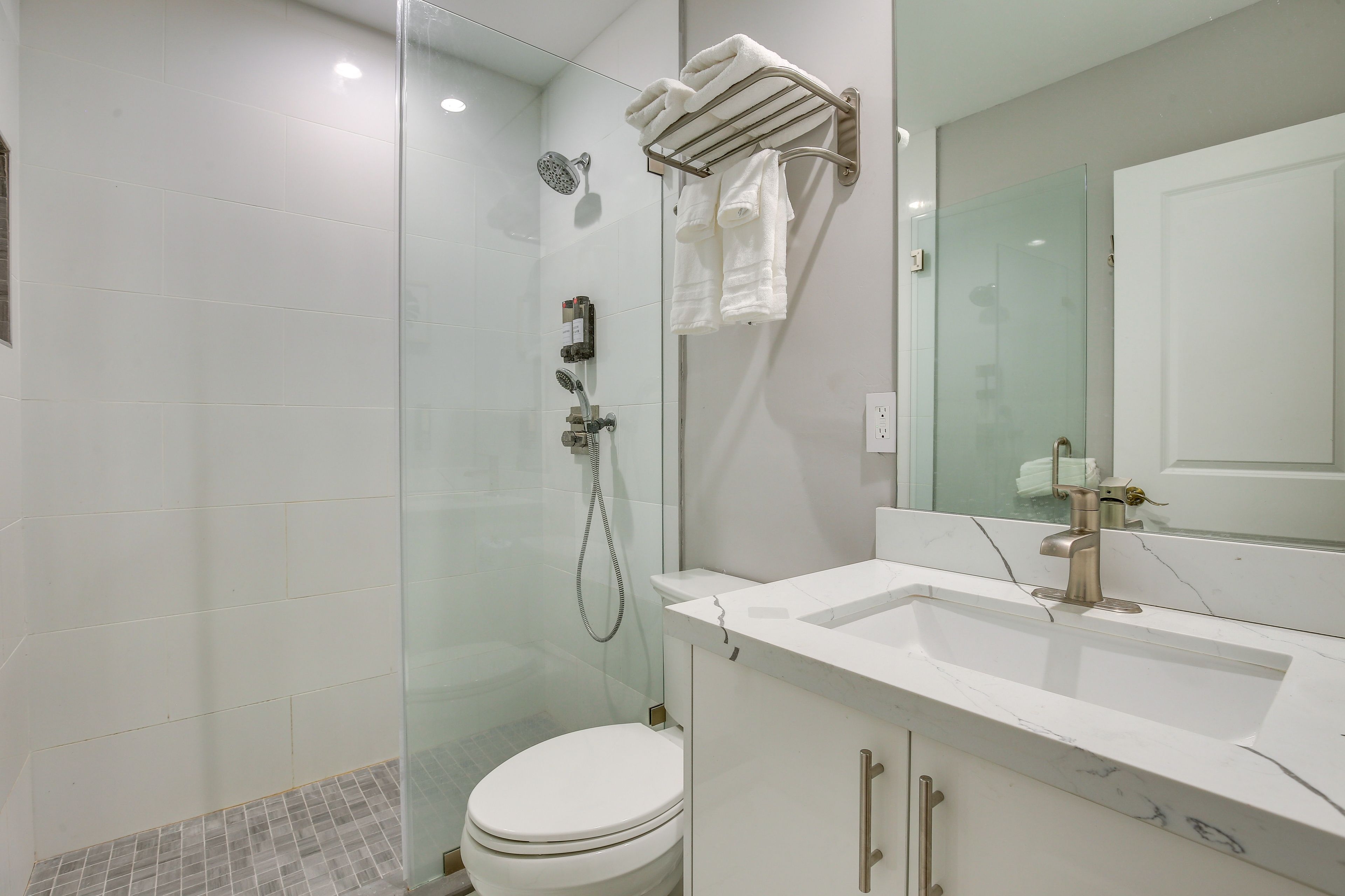 Full Bathroom | Complimentary Toiletries