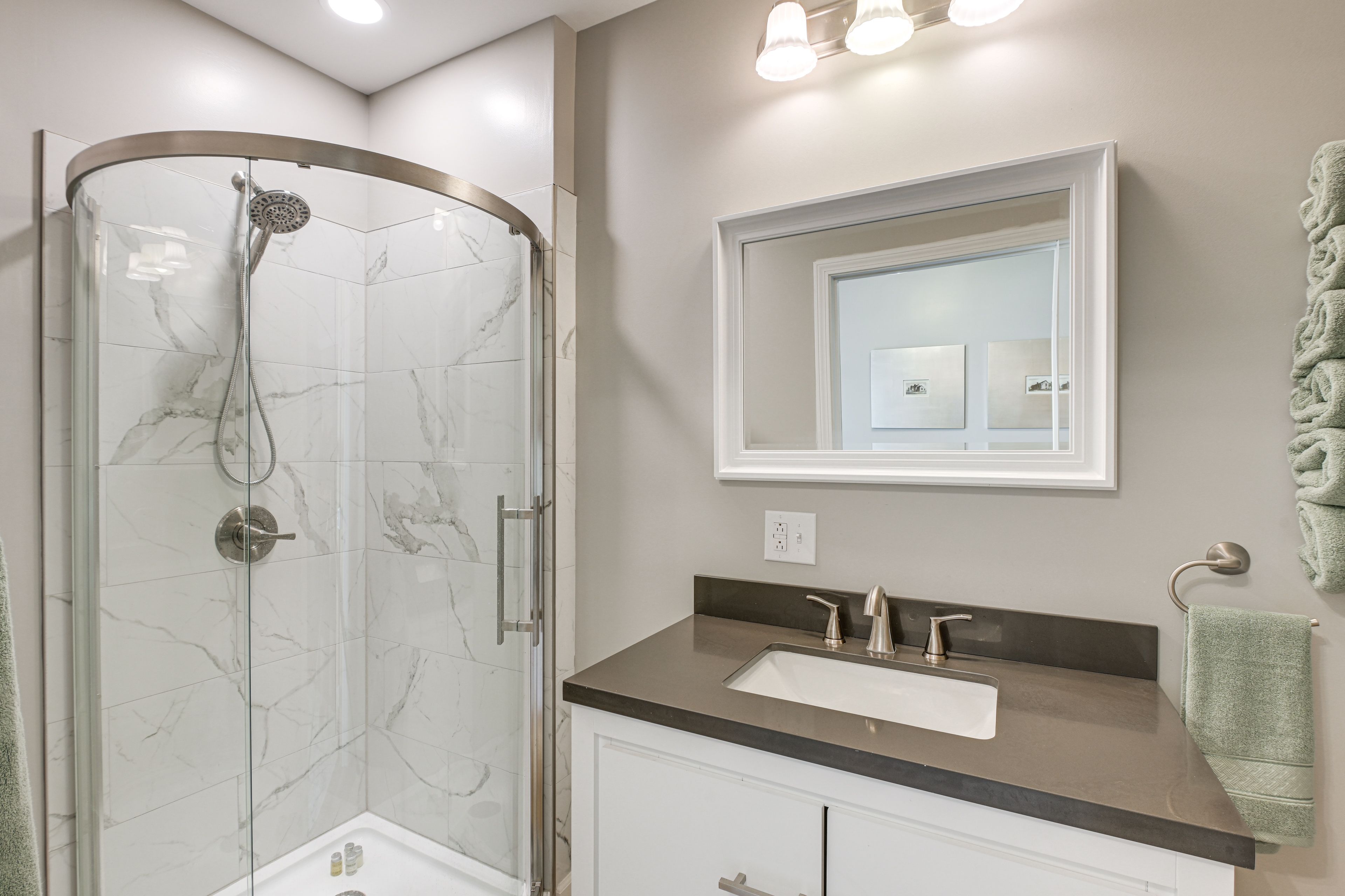 Full Bathroom | Towels Provided | 1st Floor
