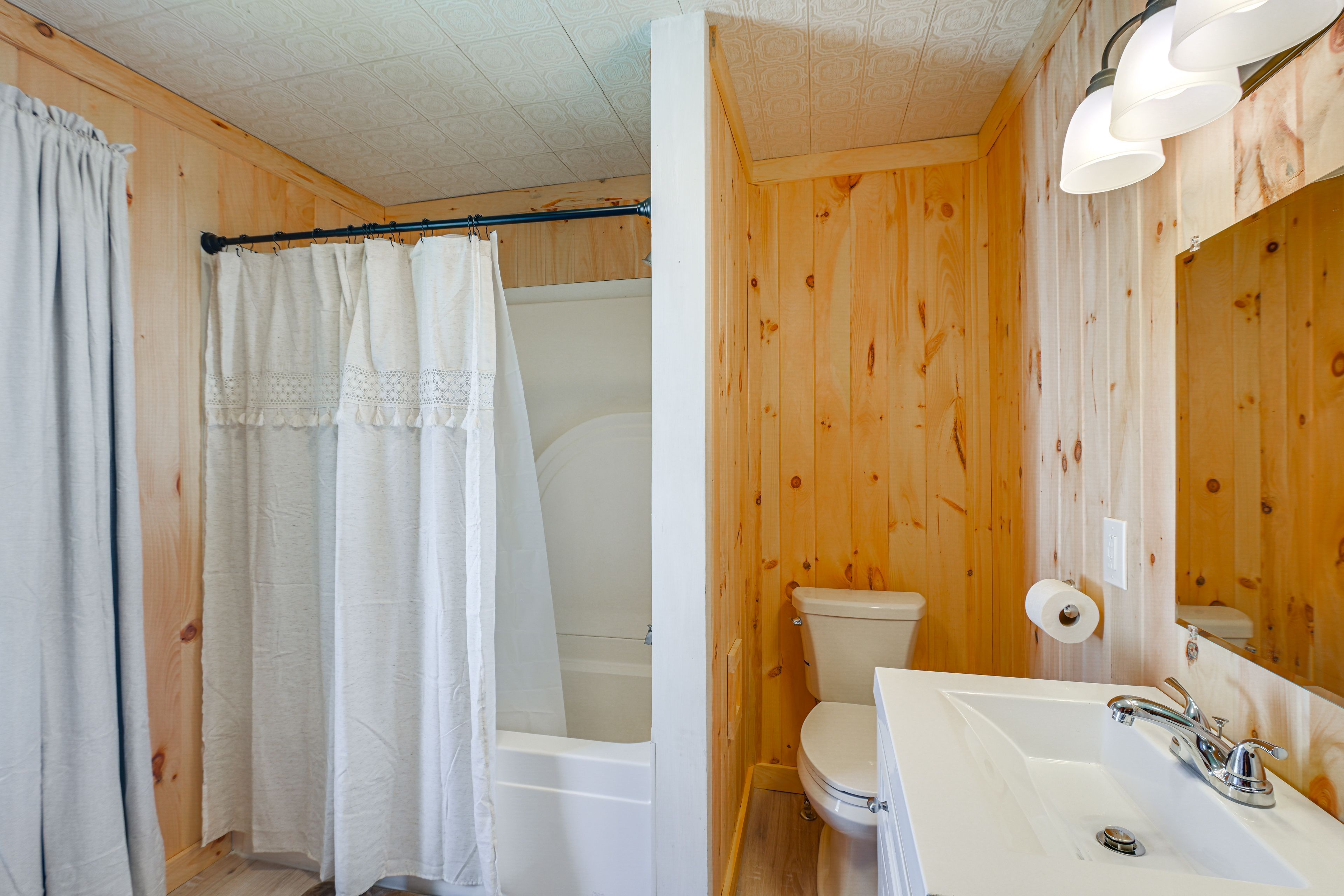 Full Bathroom | Complimentary Toiletries | 2nd Floor