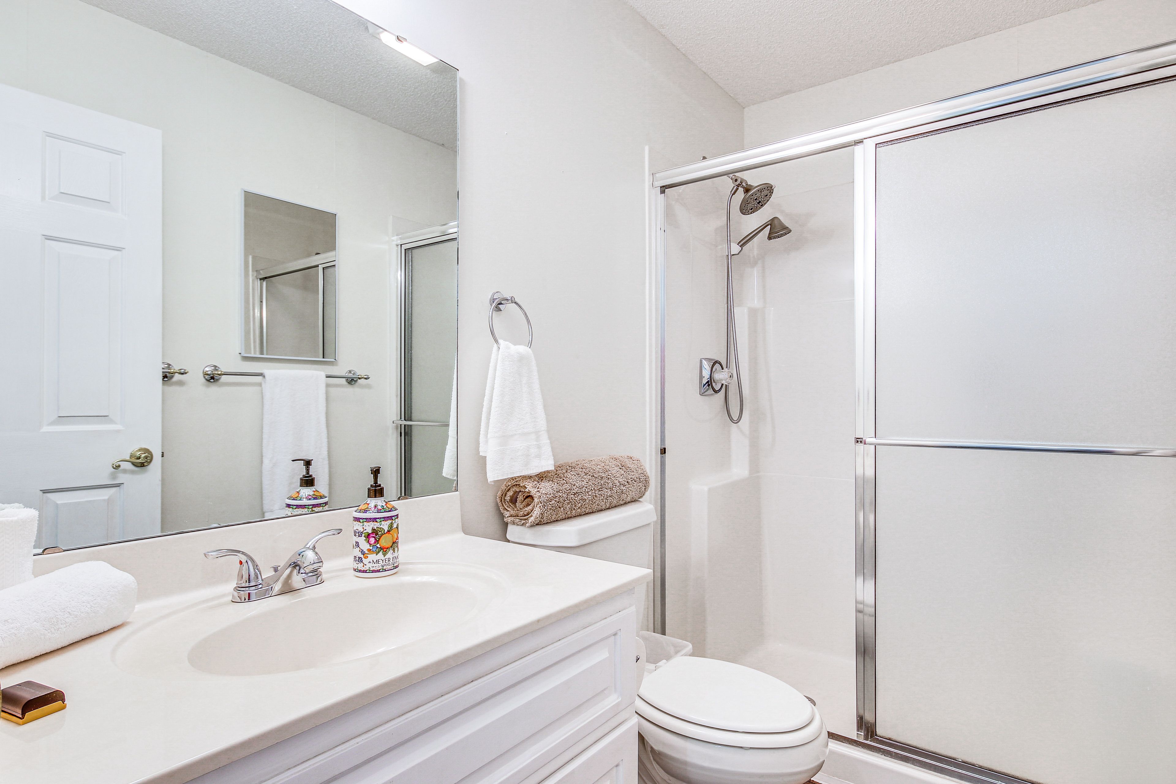 Full Bathroom | Towels Provided