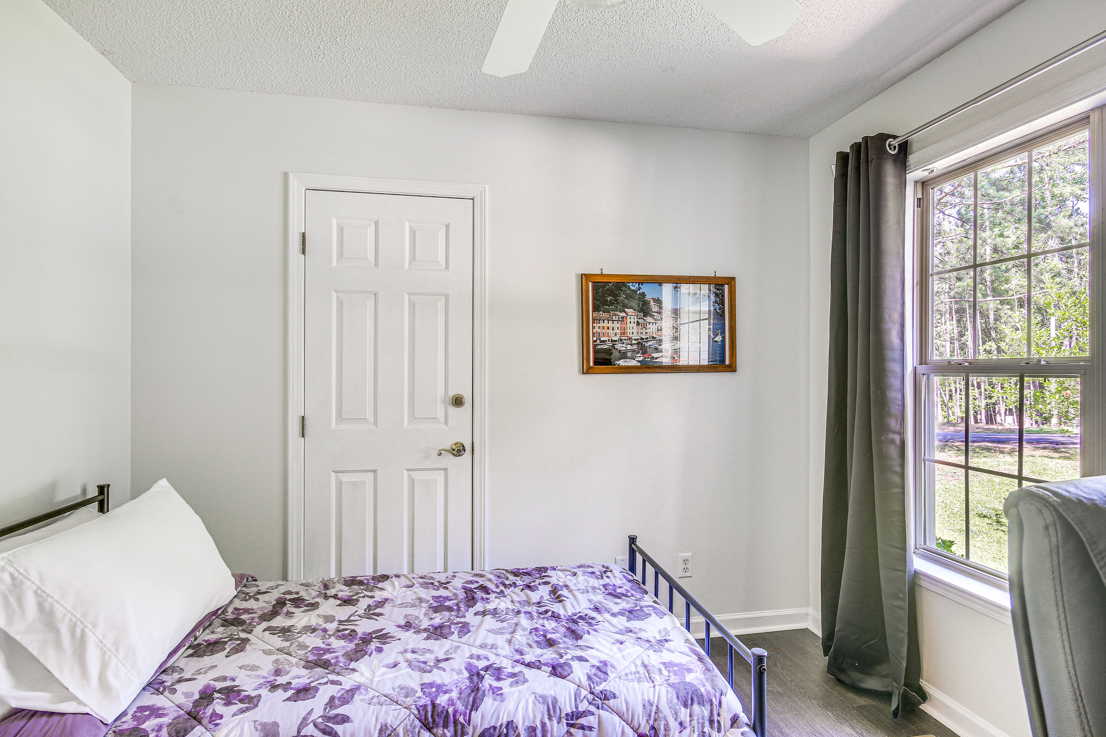 Bedroom 3 | Twin Bed | Laptop Workspace | Free WiFi