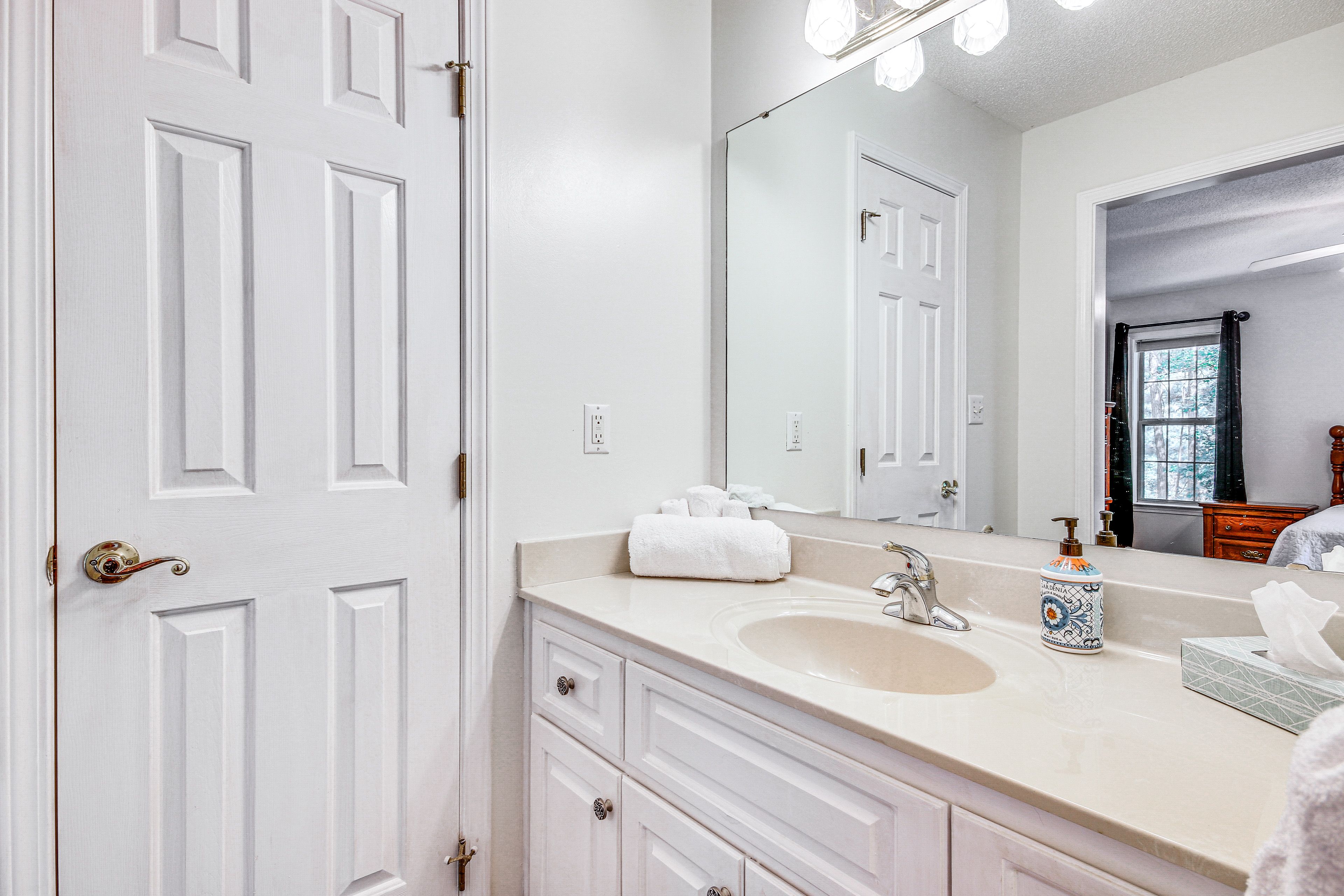 Full Bathroom | Complimentary Toiletries
