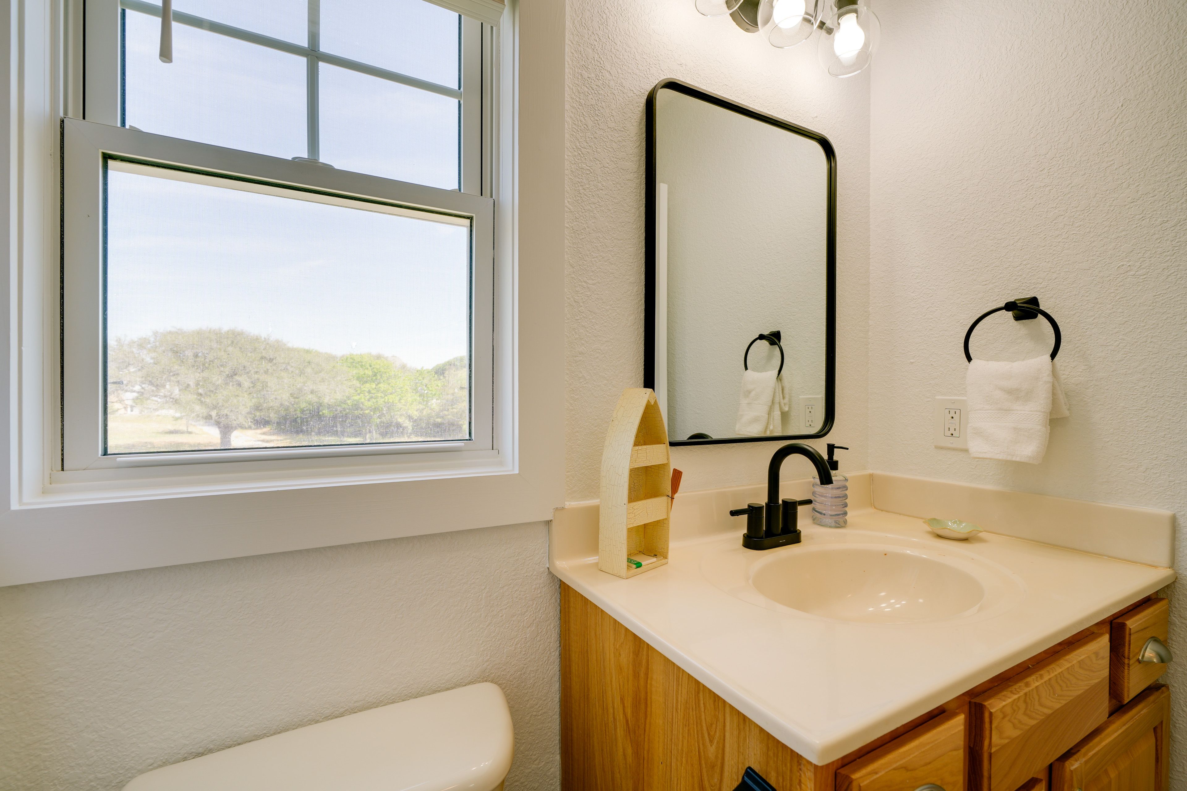 Full Bathroom | Towels Provided | Complimentary Toiletries | 1st Floor