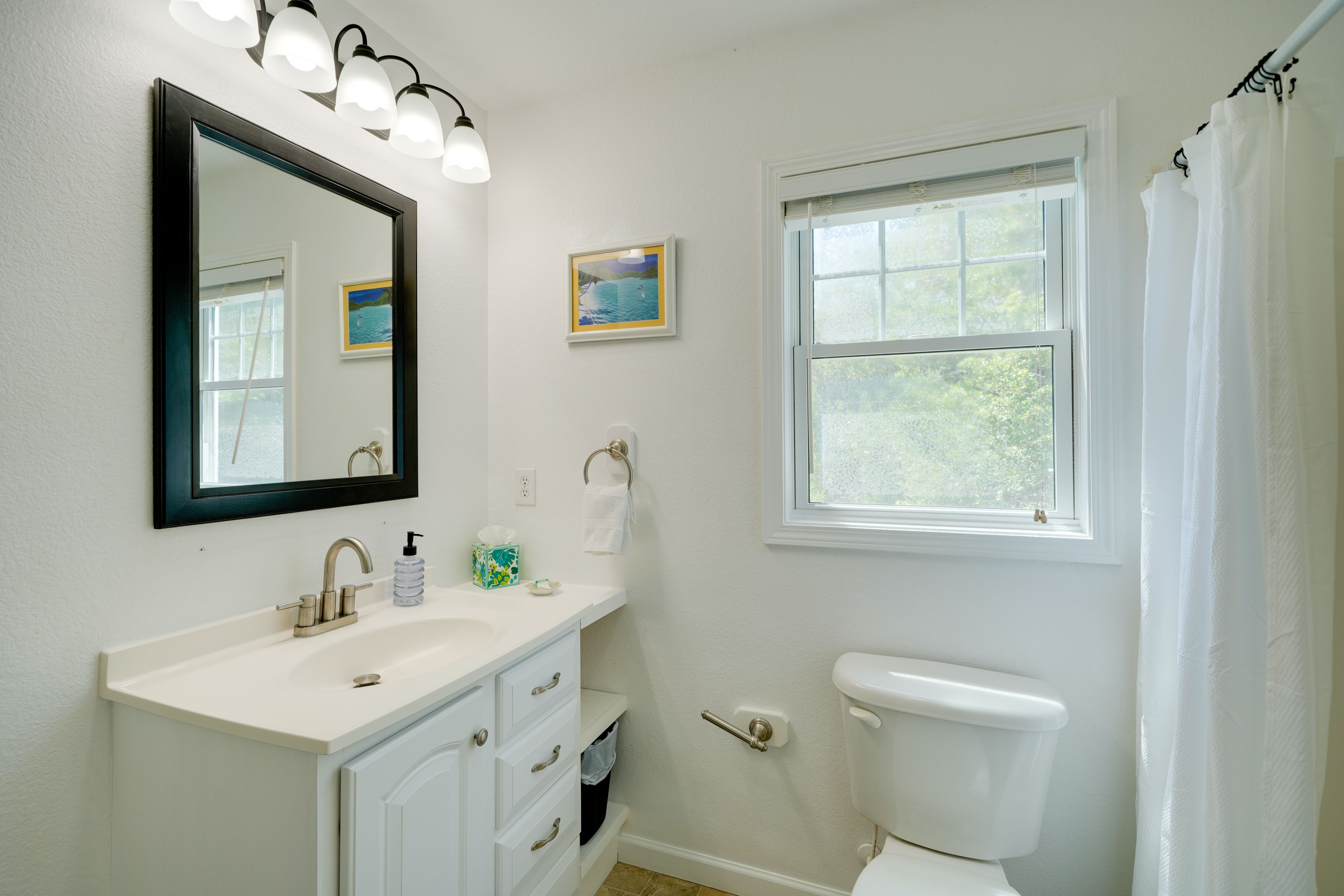 Full Bathroom | Towels Provided | Complimentary Toiletries | 2nd Floor