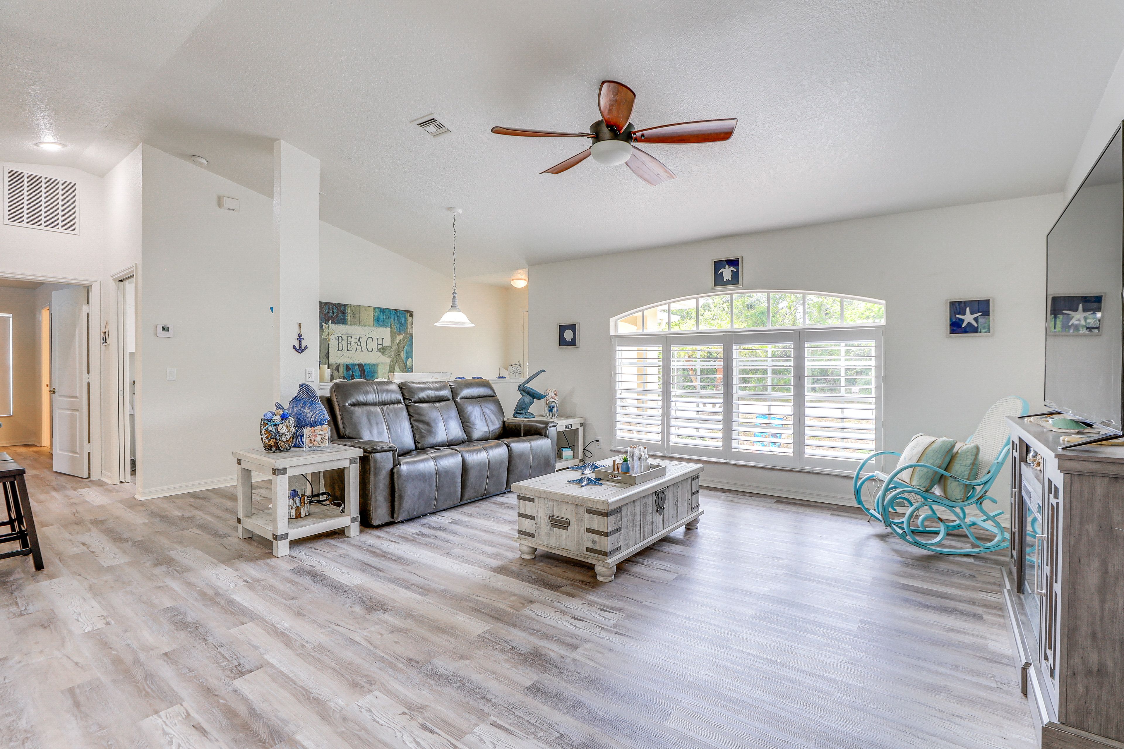 Living Room | Smart TV | Ceiling Fans
