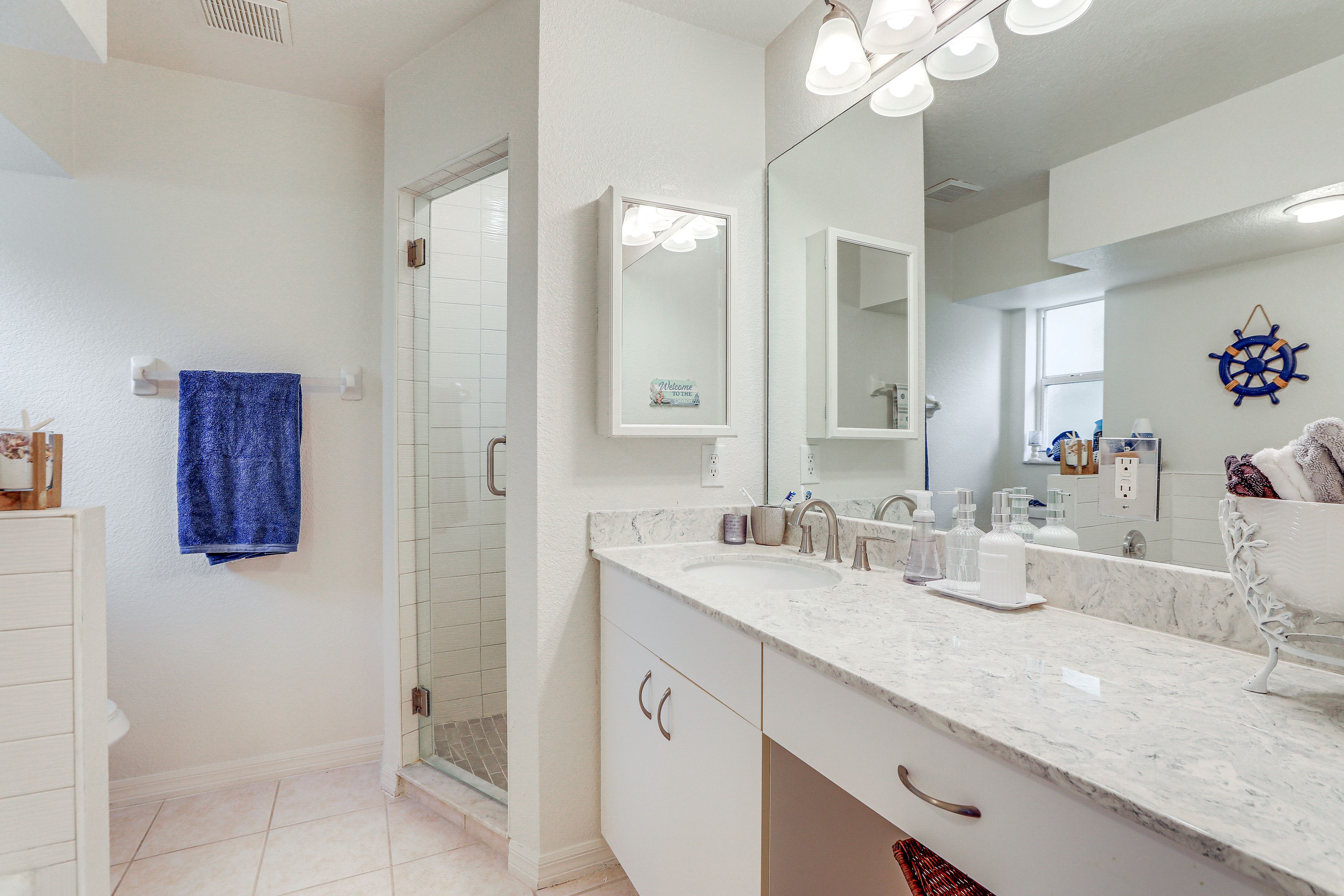 Full Bathroom | Separate Tub & Shower