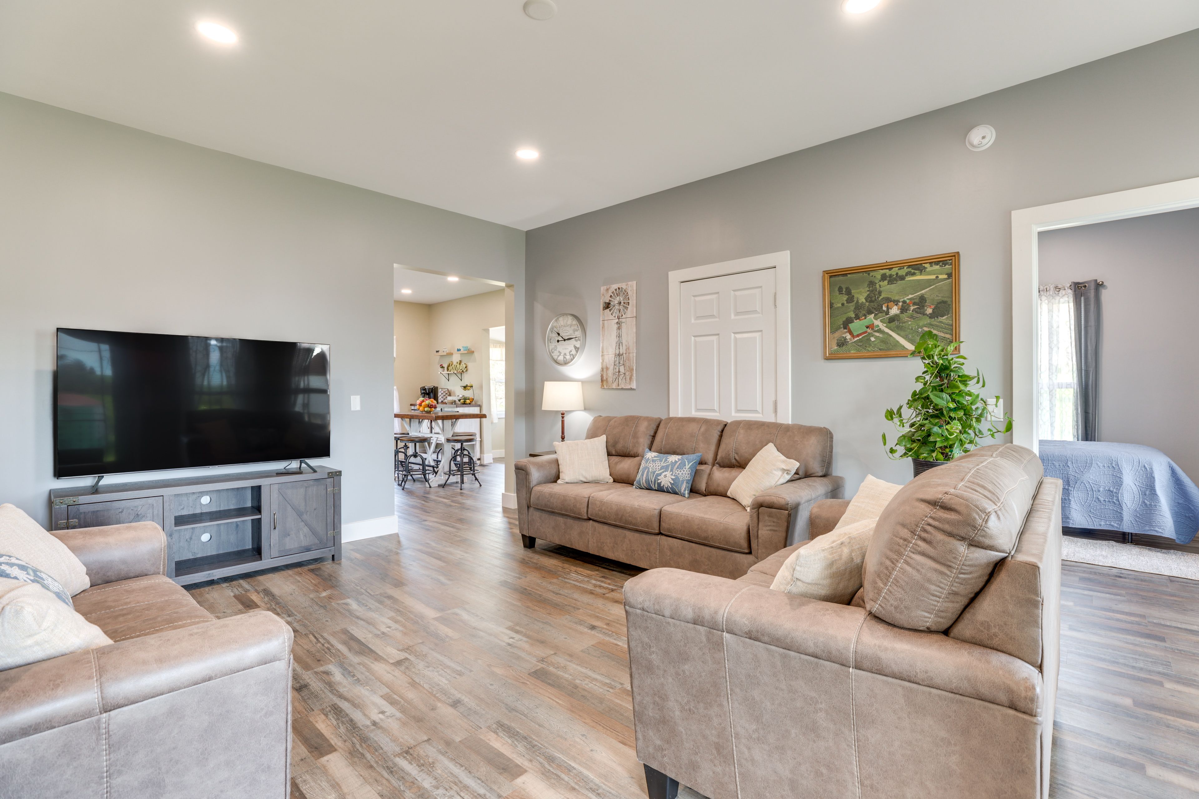 Living Room | Smart TV | Free WiFi | Central Heating & A/C
