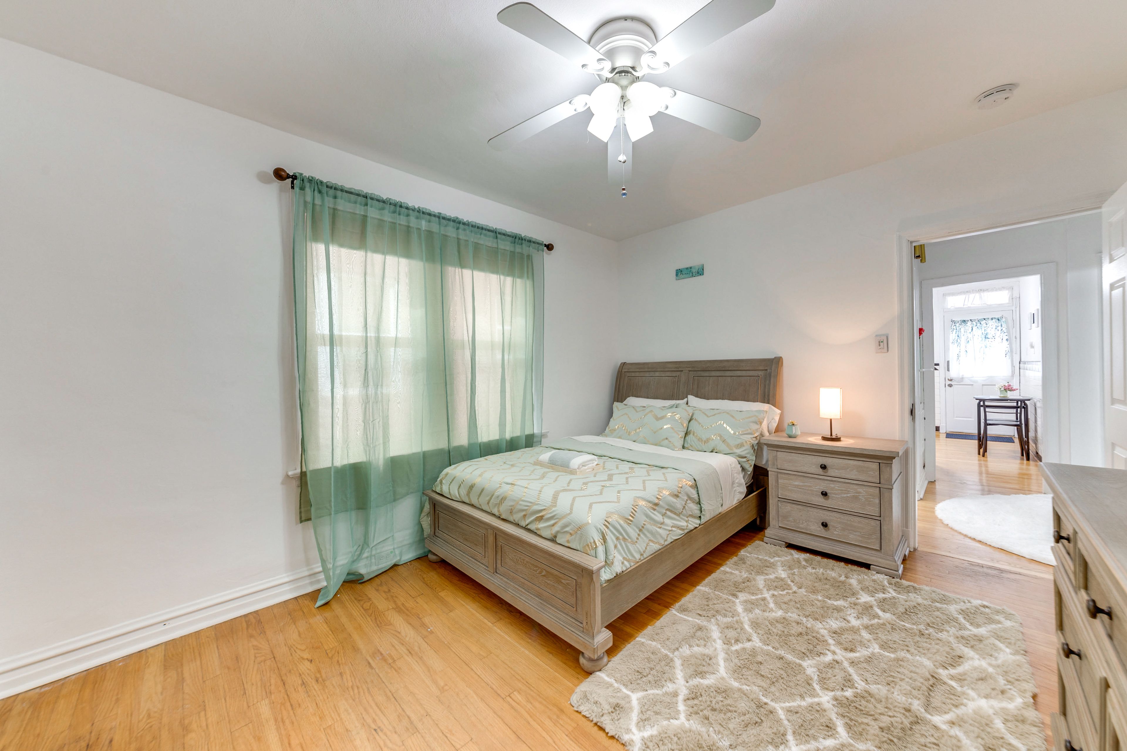 Bedroom 1 | Queen Bed | Linens Provided | 1st Floor