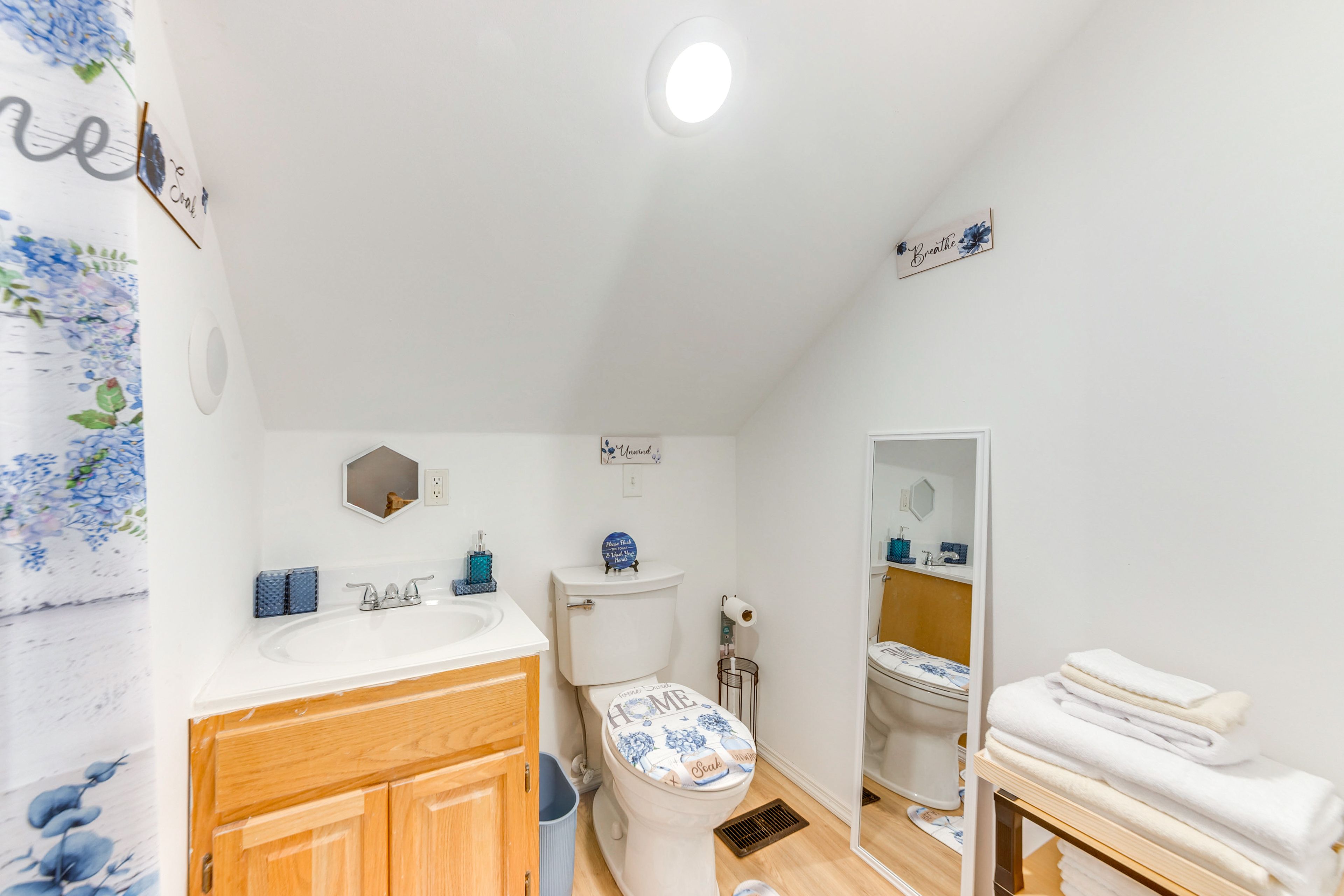 Full Bathroom | Complimentary Toiletries | 2nd Floor