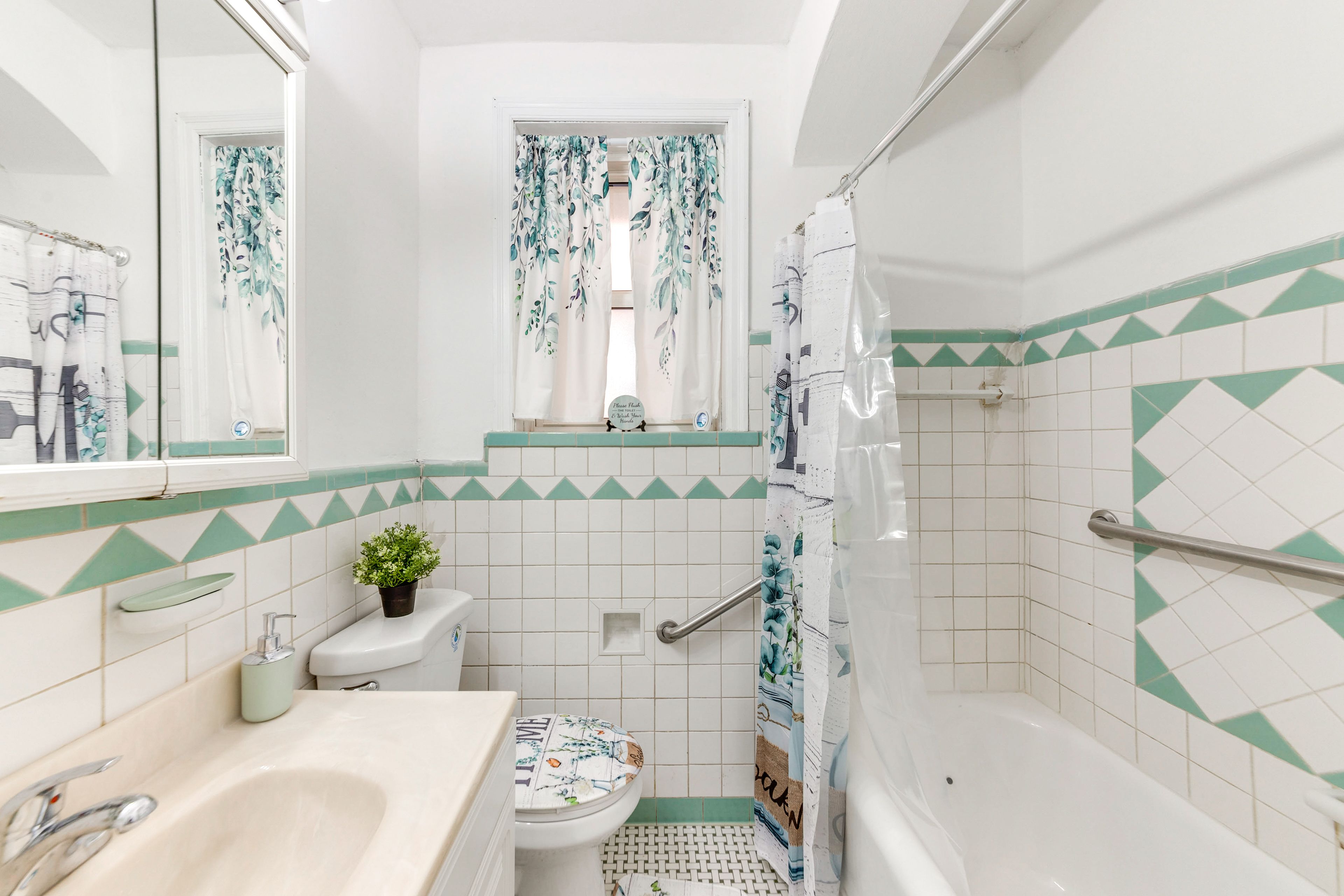 Full Bathroom | Towels Provided | 1st Floor