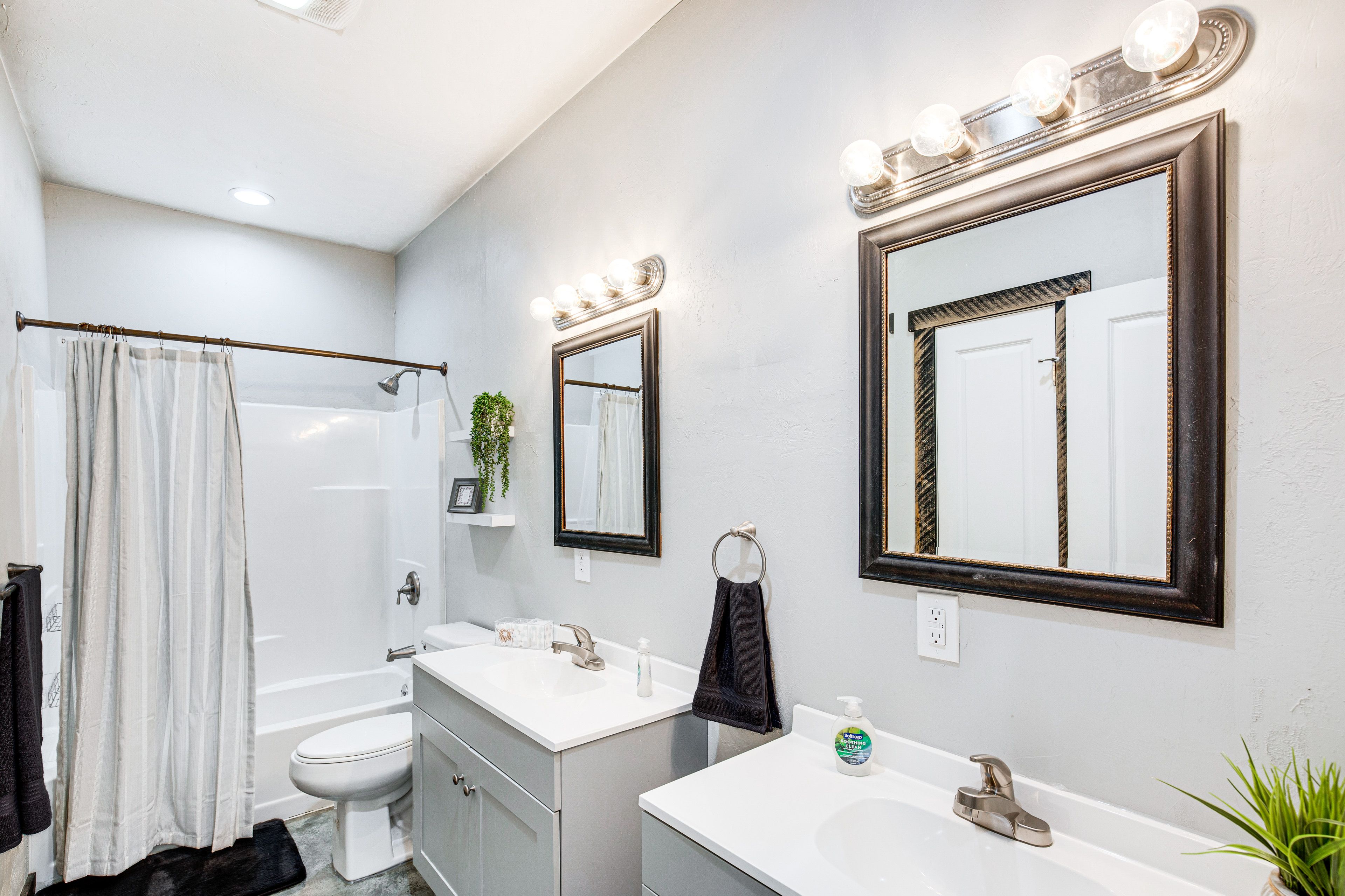 Full Bathroom | Towels Provided