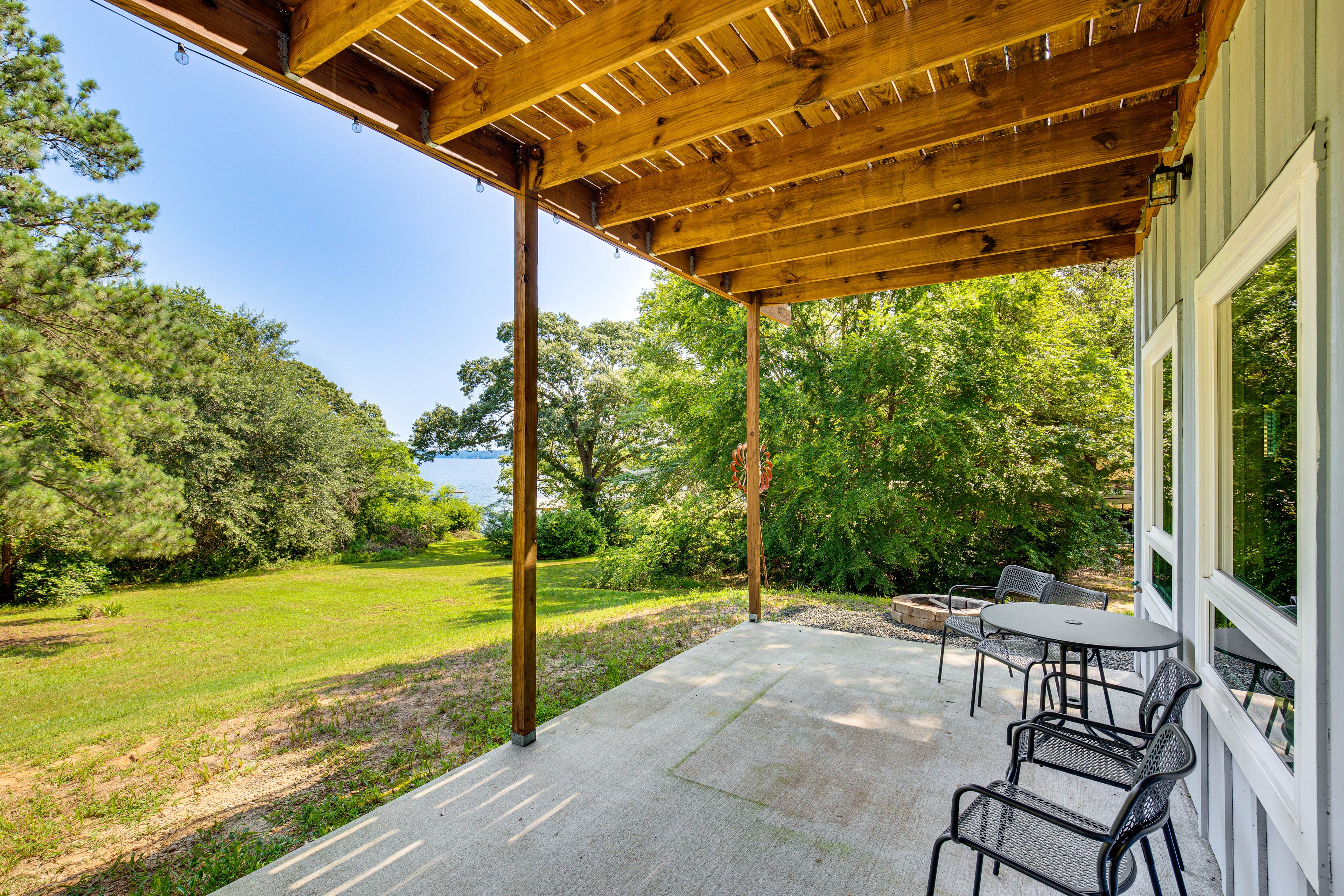 Frankston Vacation Rental | 2BR | 1.5BA | 1,200 Sq Ft | Step-Free Access