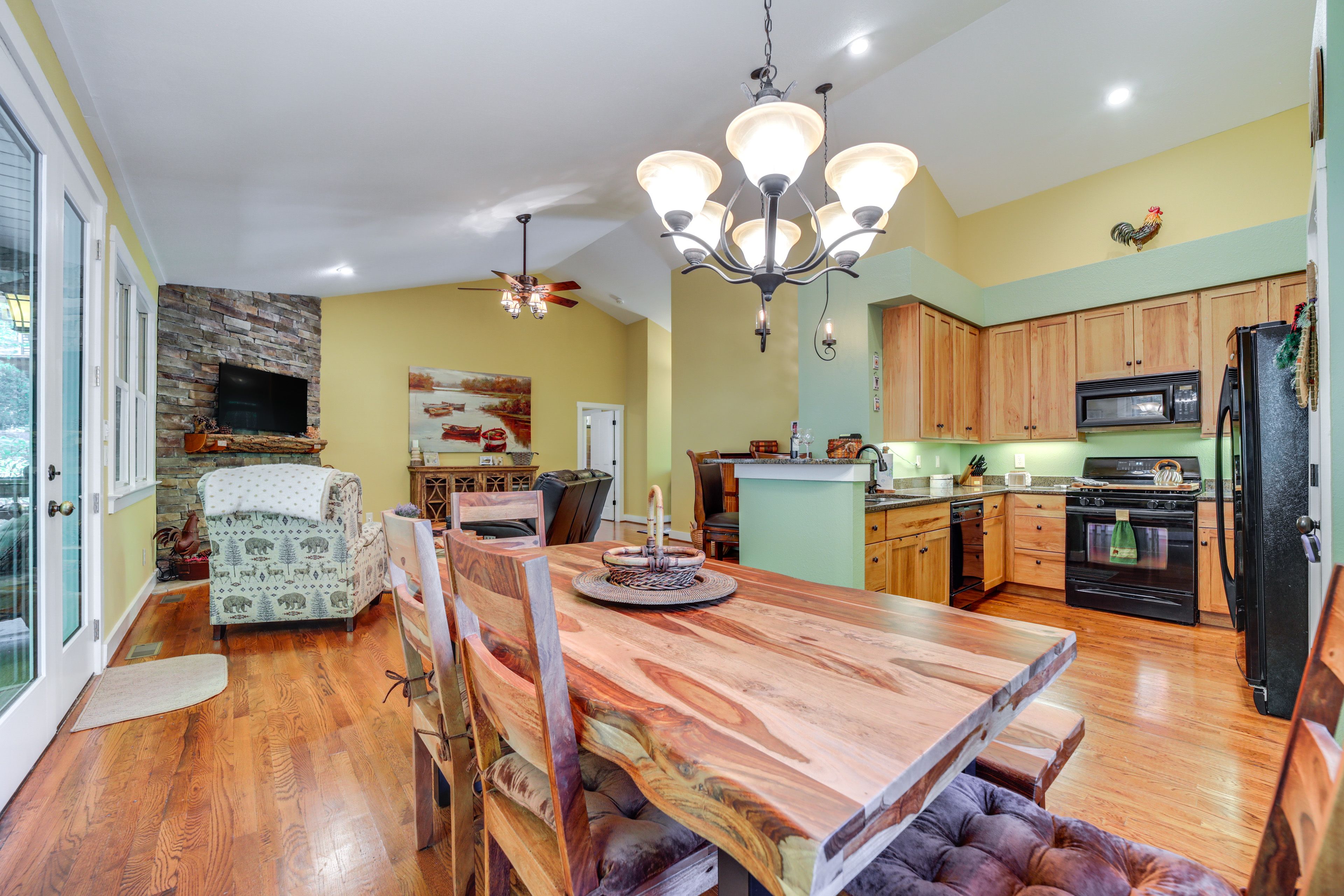 Dining Area | Dishware/Flatware Provided