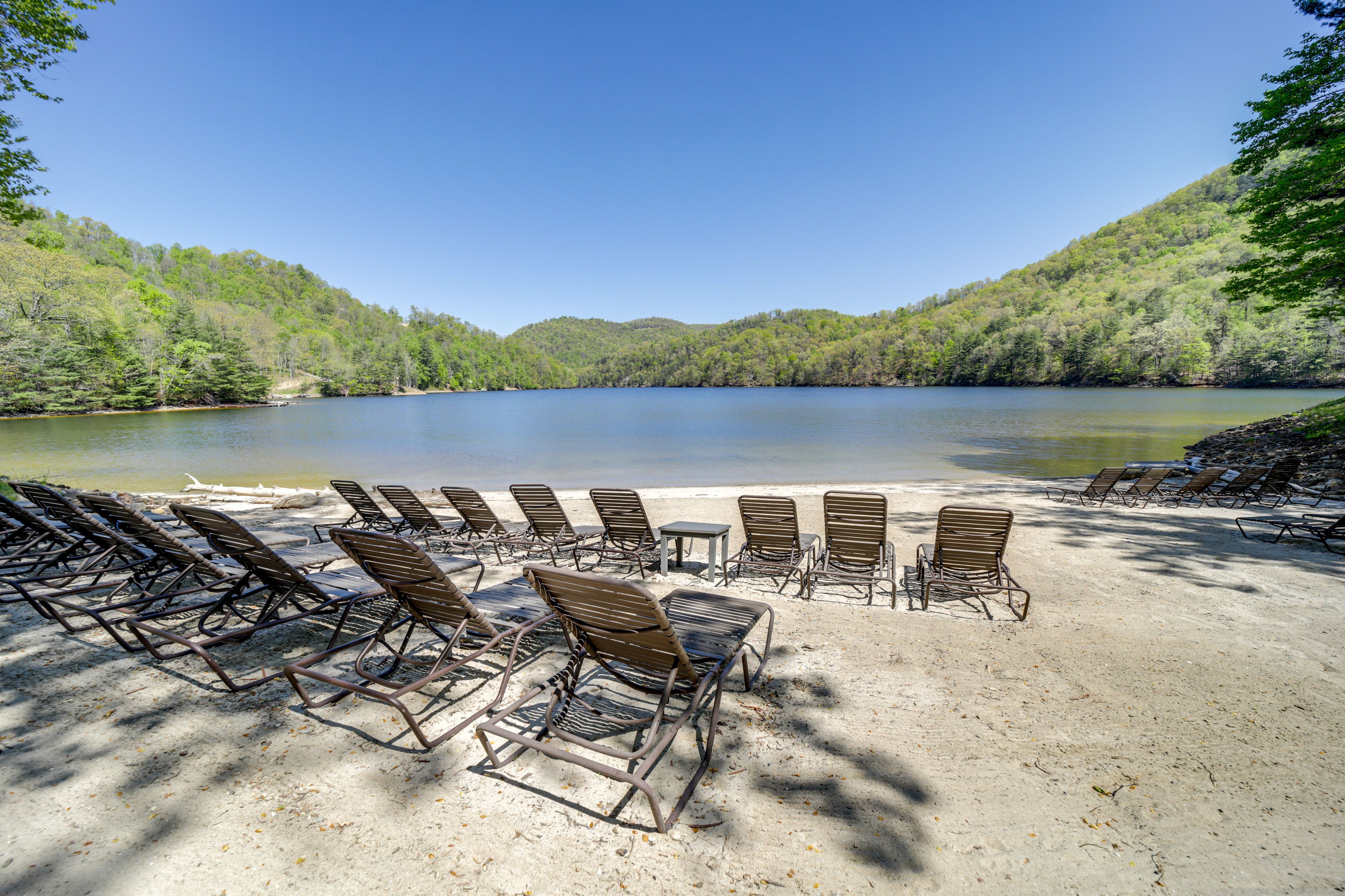 Lake Access | Beach | Lounge Chairs