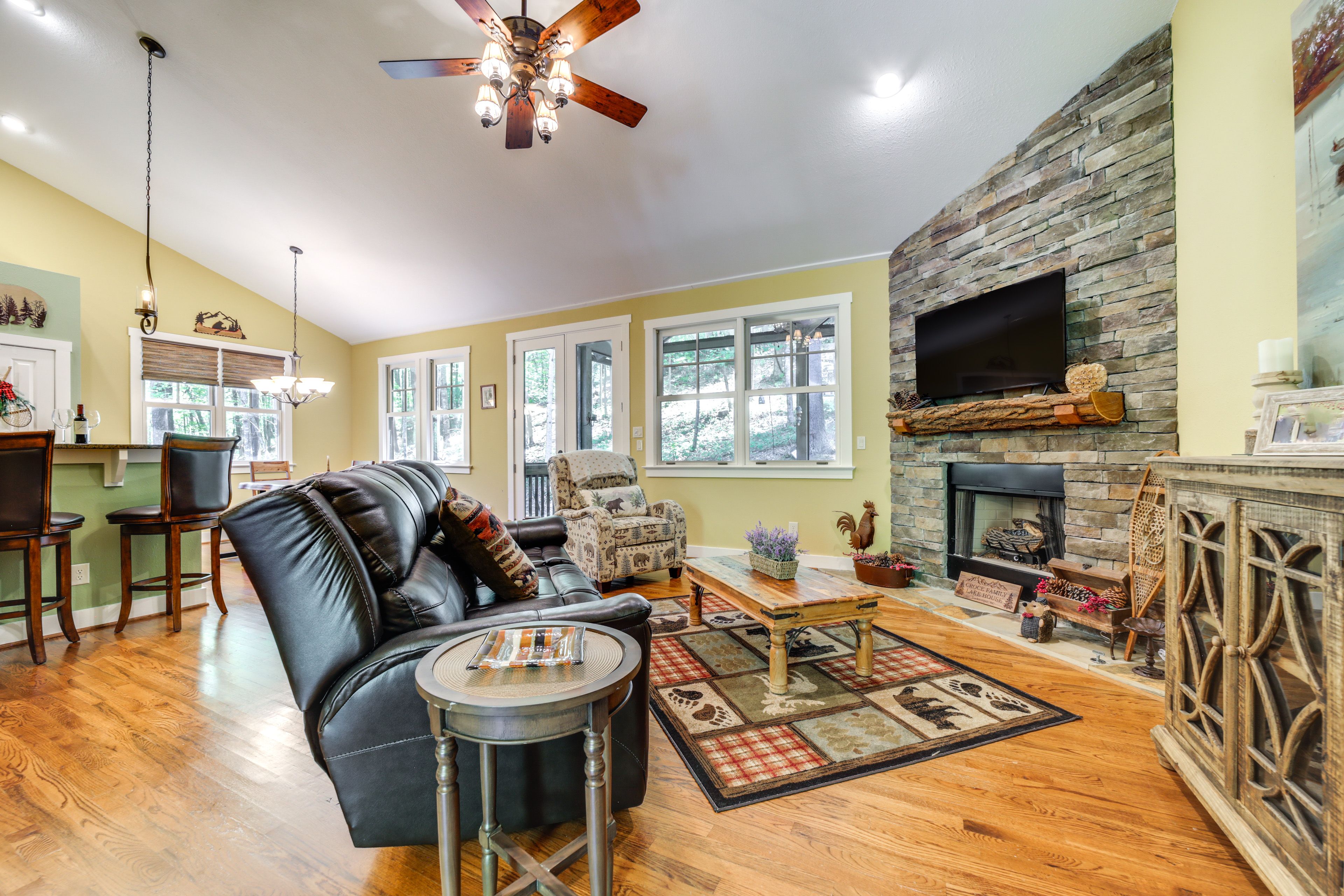 Living Room | Free WiFi | Smart TV | Single-Story Property