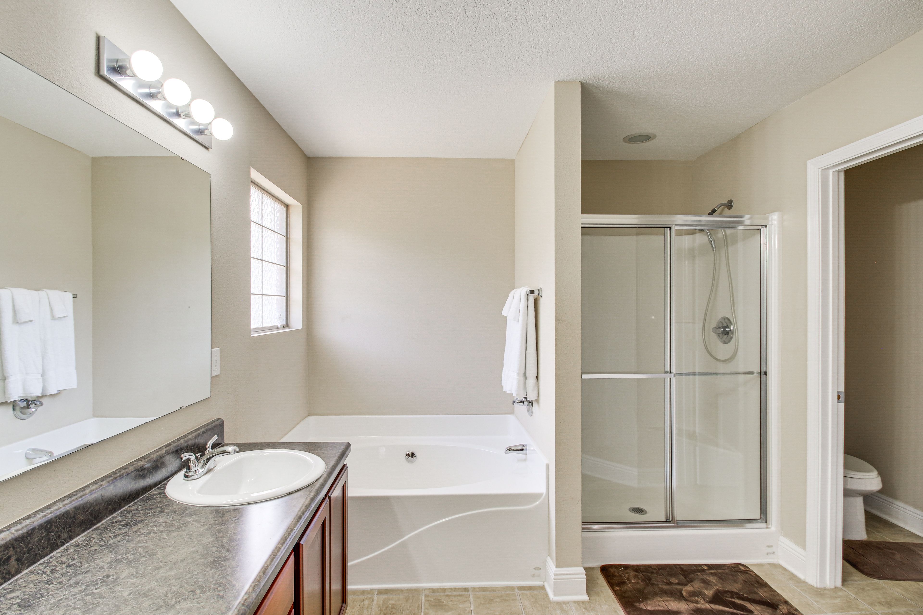 Full Bath | Towels | Soaker Tub