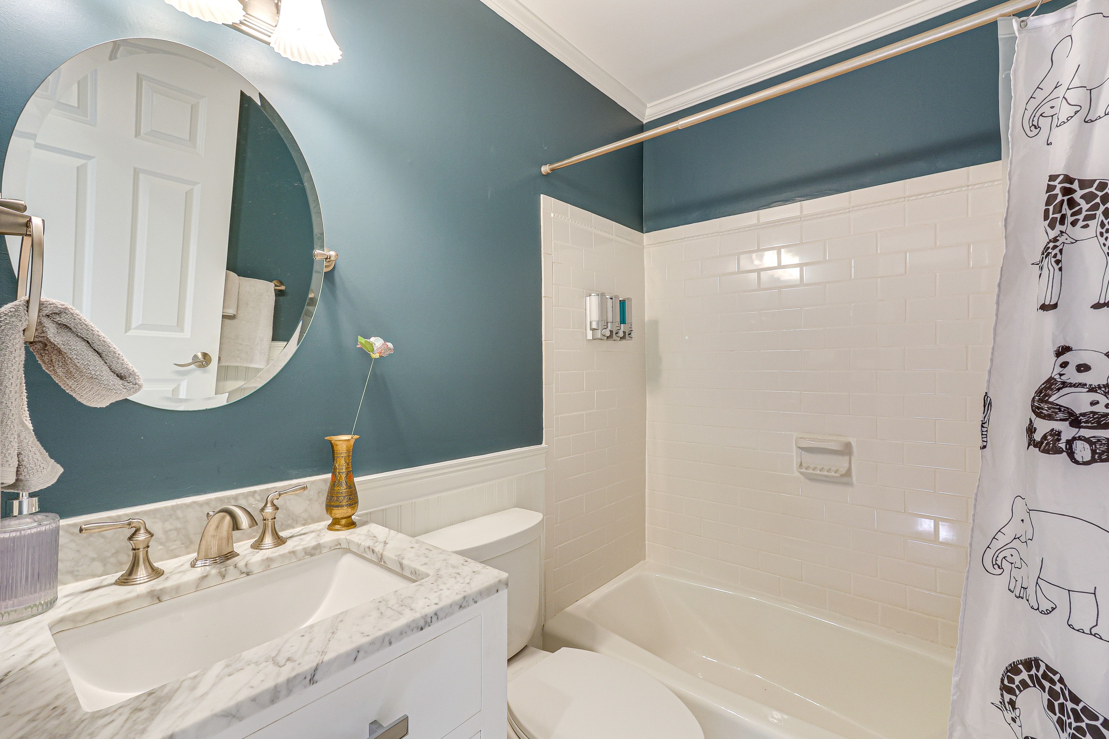Full Bathroom | 1st Floor | Shower/Tub Combo | Complimentary Toiletries