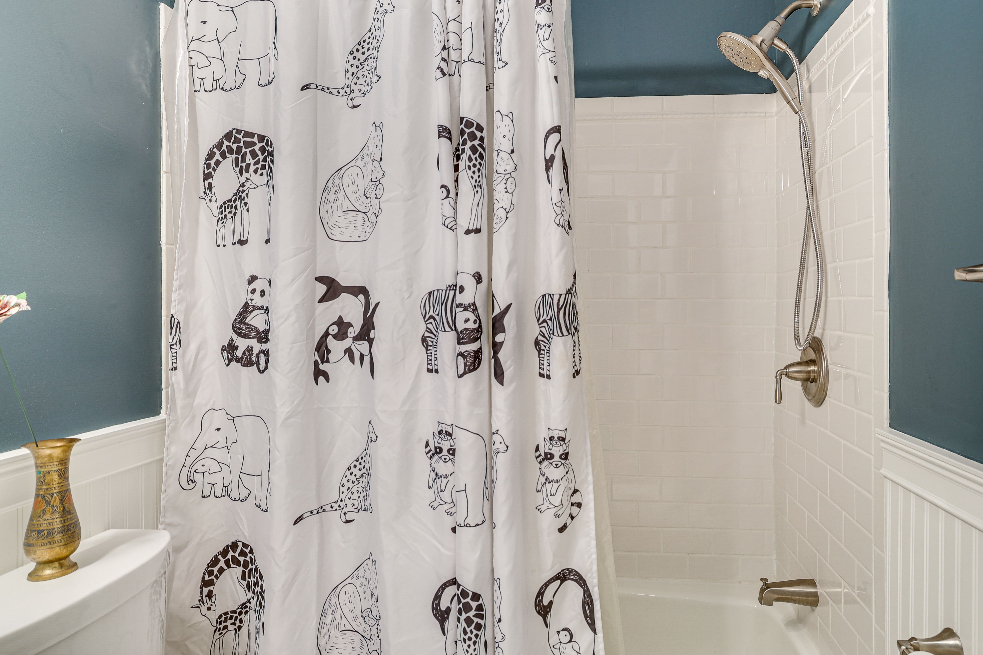 Full Bathroom | 1st Floor | Shower/Tub Combo | Complimentary Toiletries