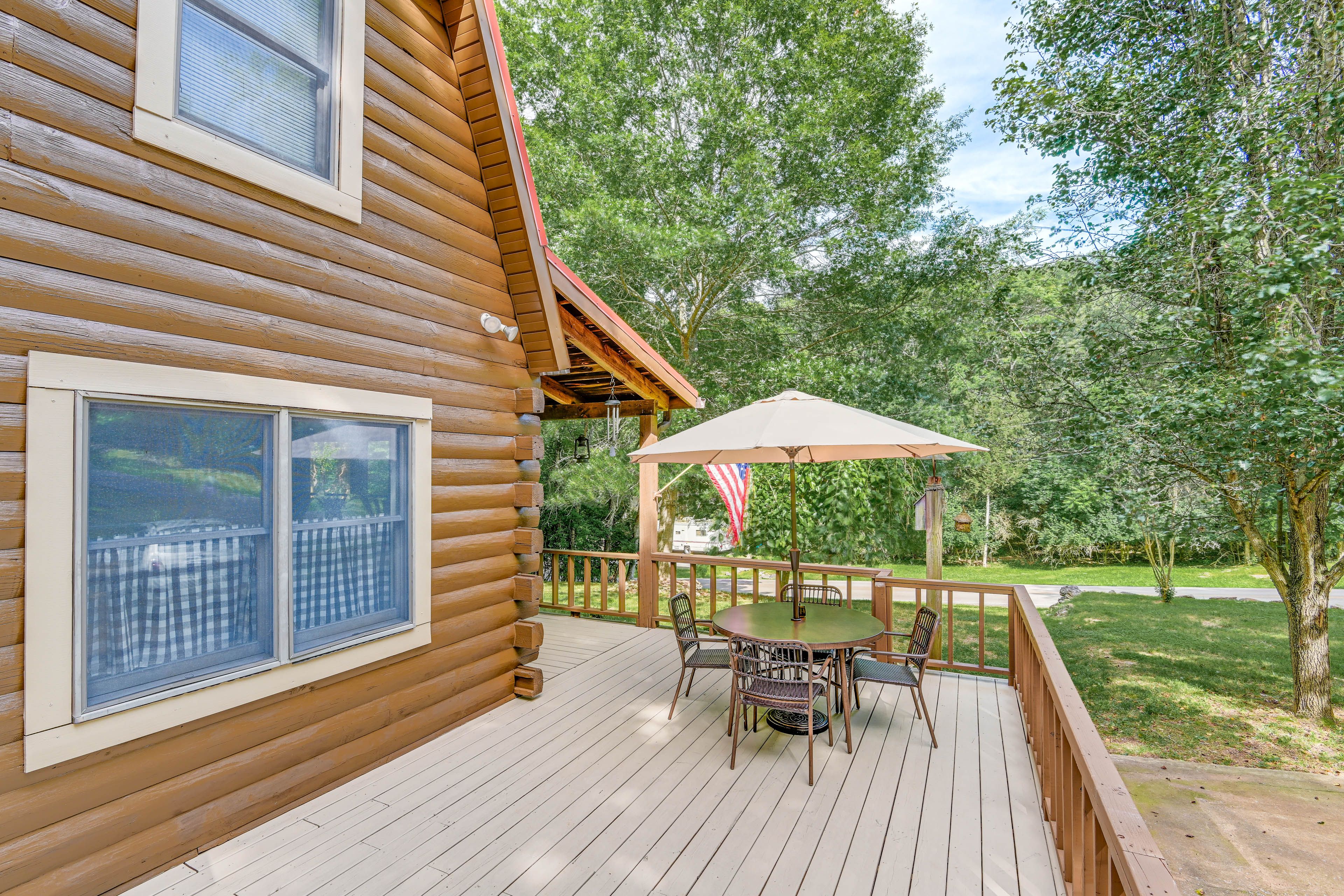 Deck | Outdoor Dining Area