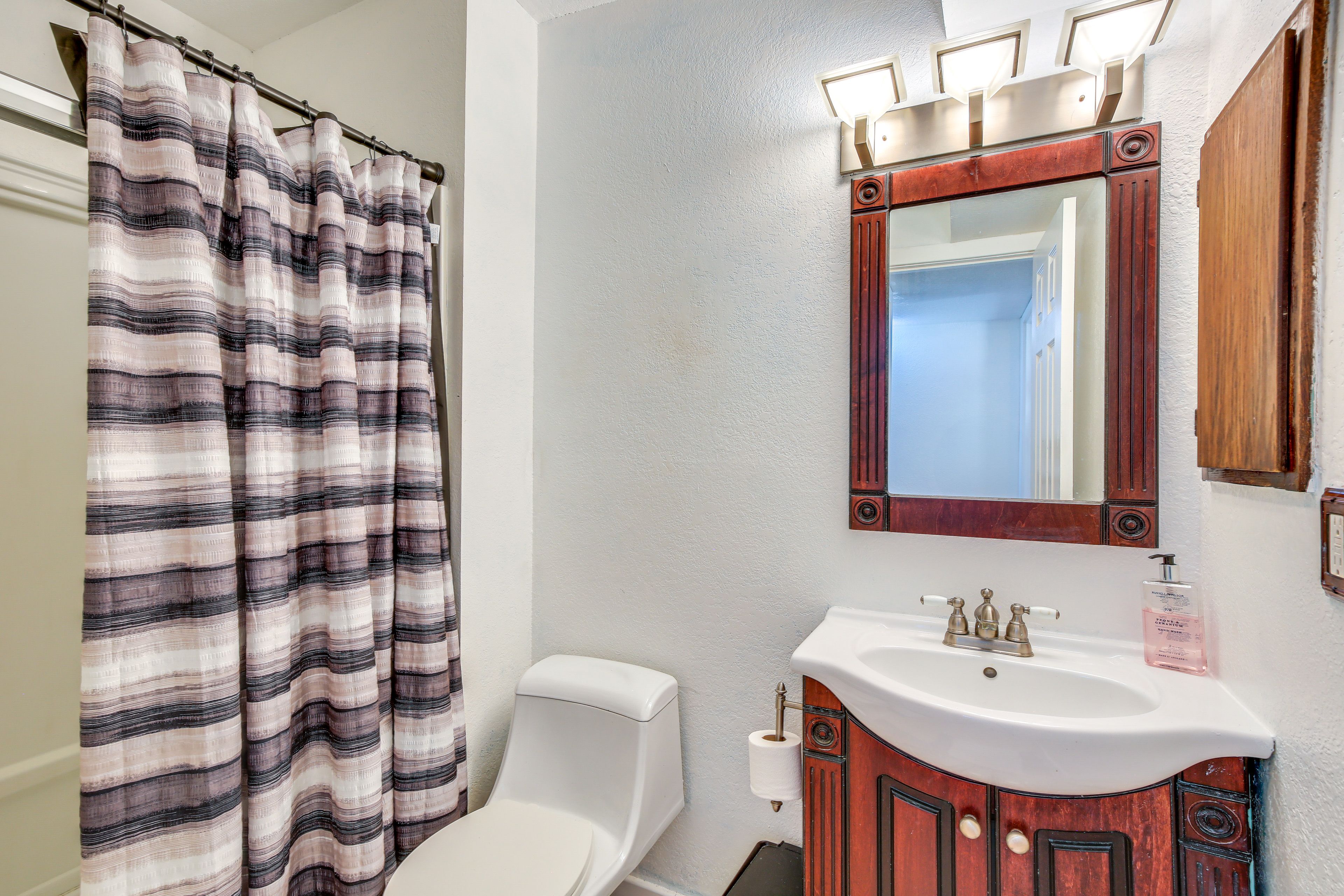 Full Bathroom | Complimentary Toiletries | Hair Dryer
