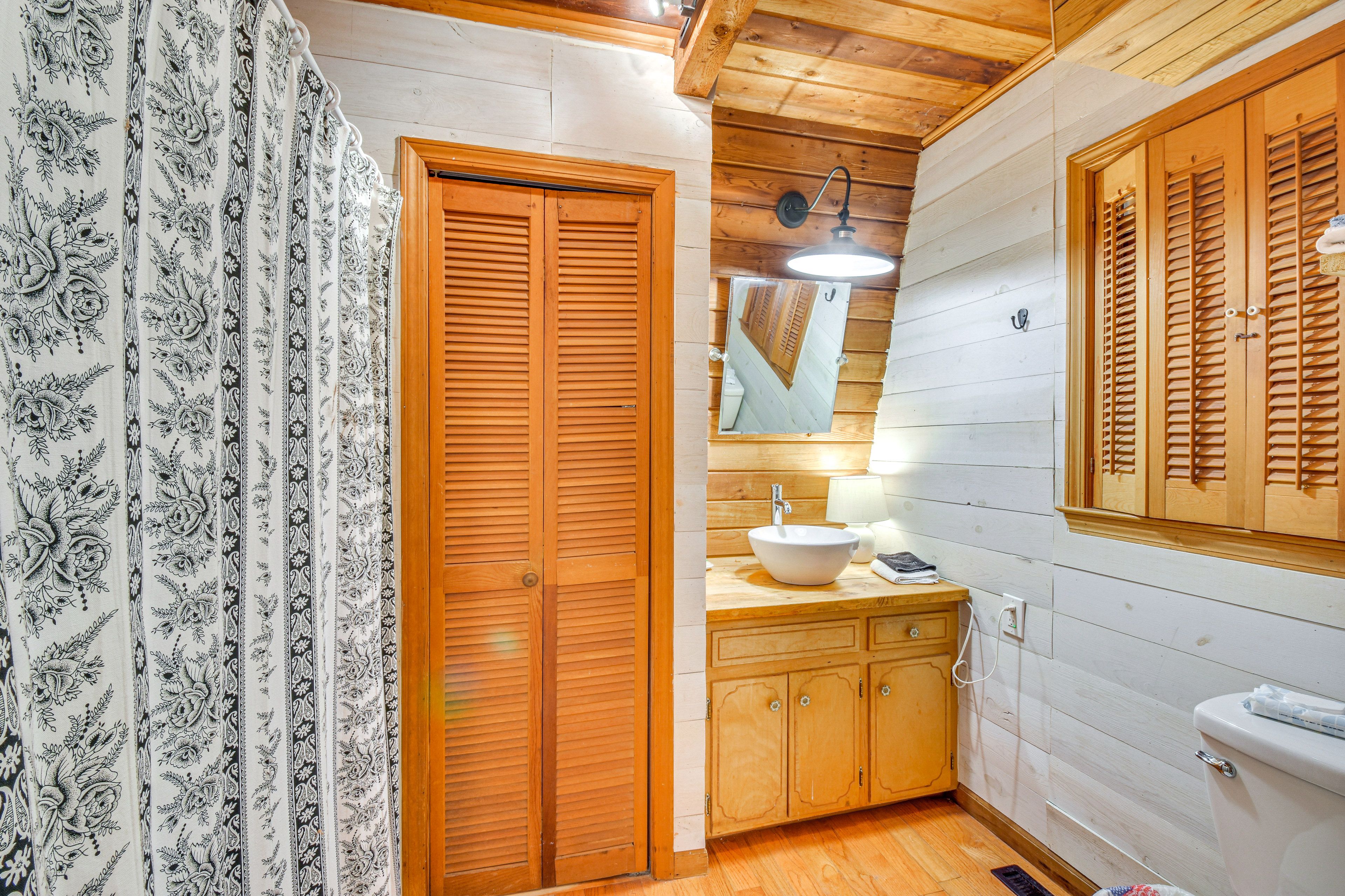 Full Bathroom | Towels Provided | 1st Floor