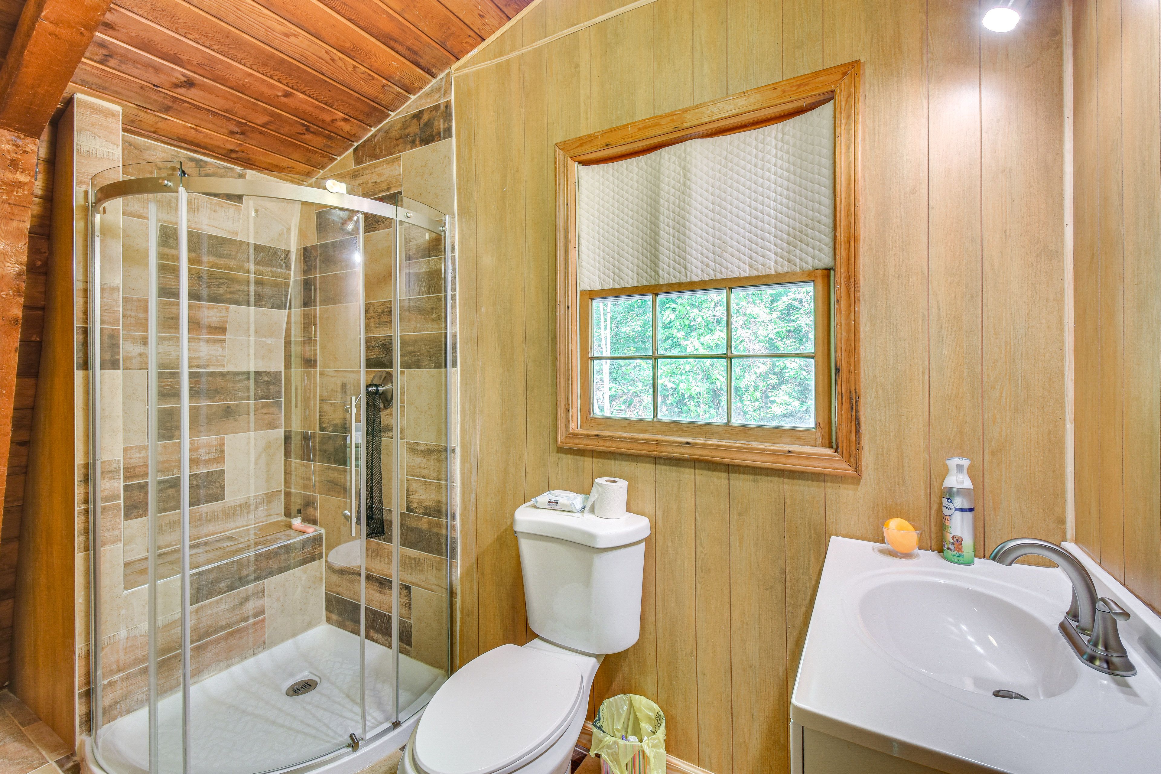 Full Bathroom | 2nd Floor