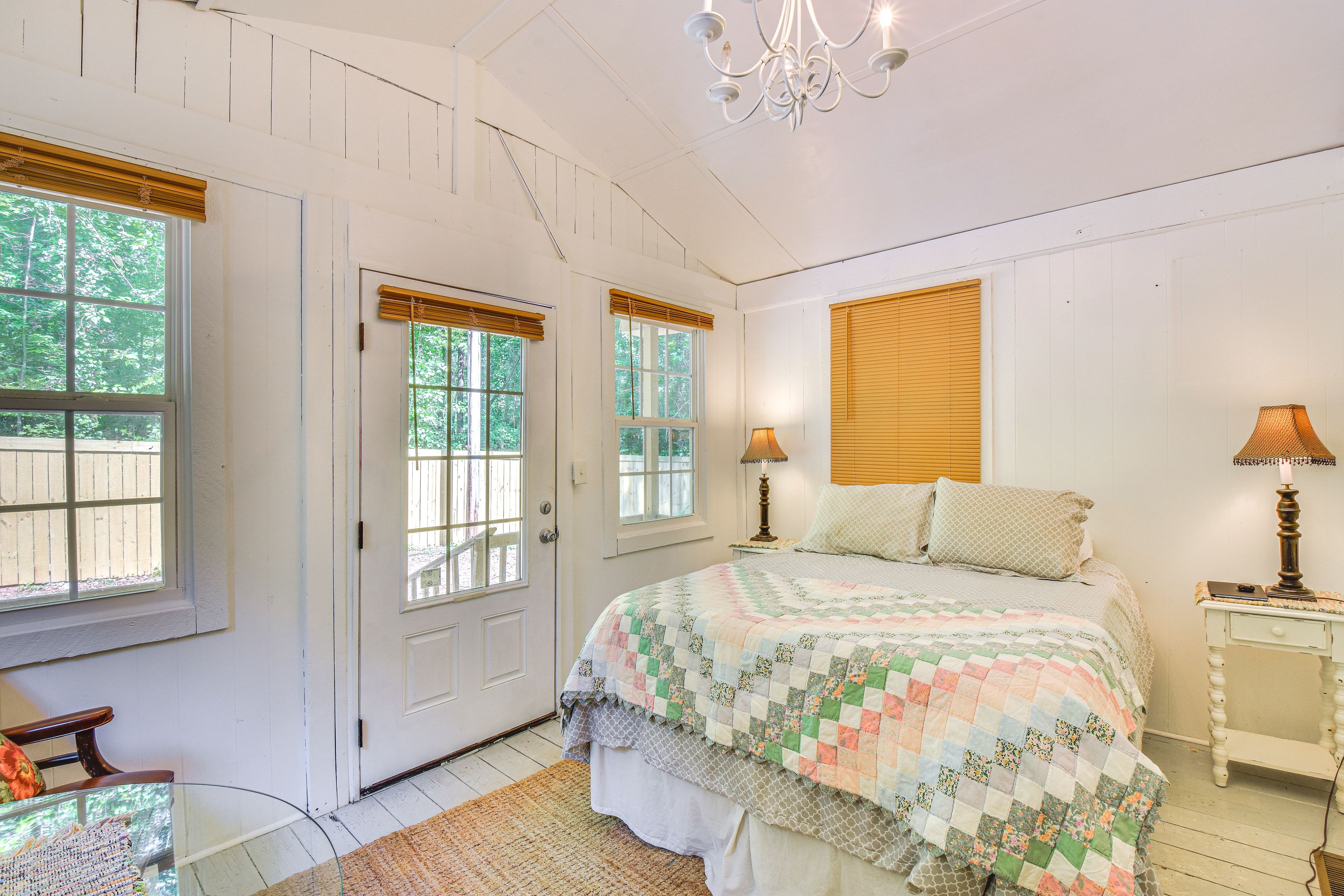 Bedroom 1 | Queen Bed | Flat-Screen TV | 1st Floor