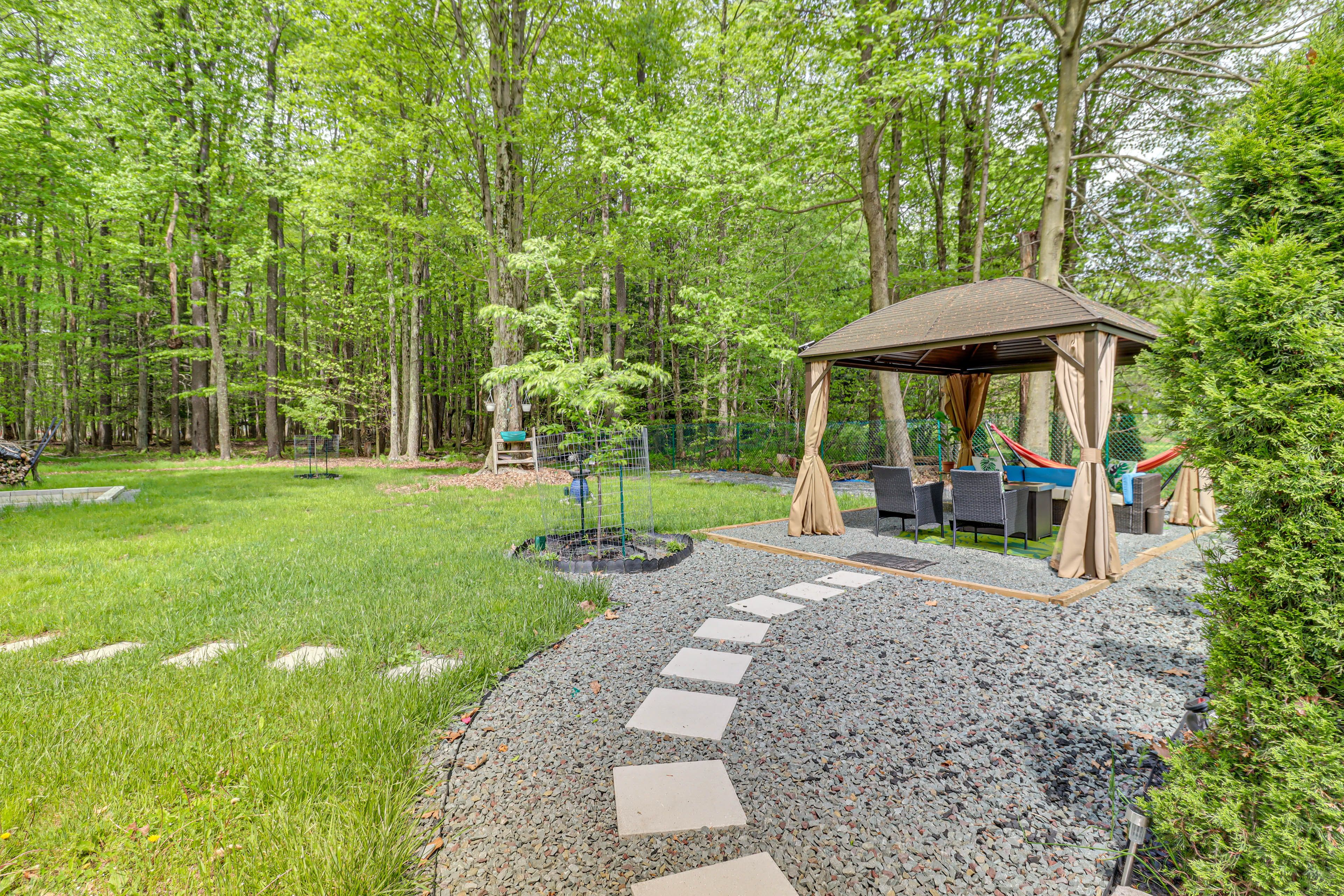 Backyard | Lounge Gazebo | Fire Pit